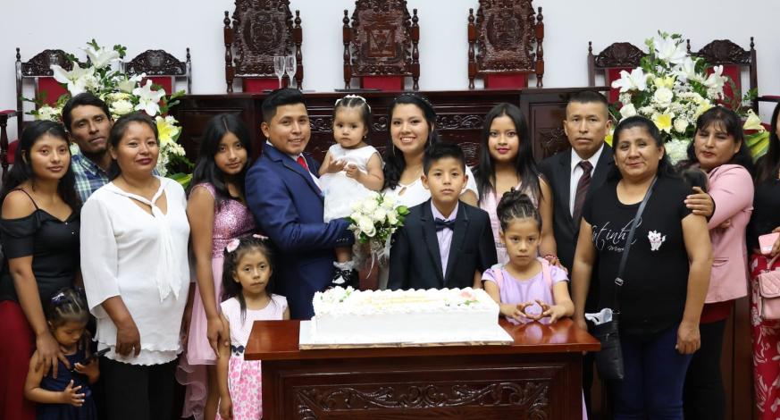 Celebrando con mucha expectativa y el compromiso de mantener la unión, ésta tarde en el auditorio del municipio provincial se contribuyó a la formalización de la situación conyugal de ocho parejas moqueguanas que dieron el si ante la algarabía de los familiares presentes.