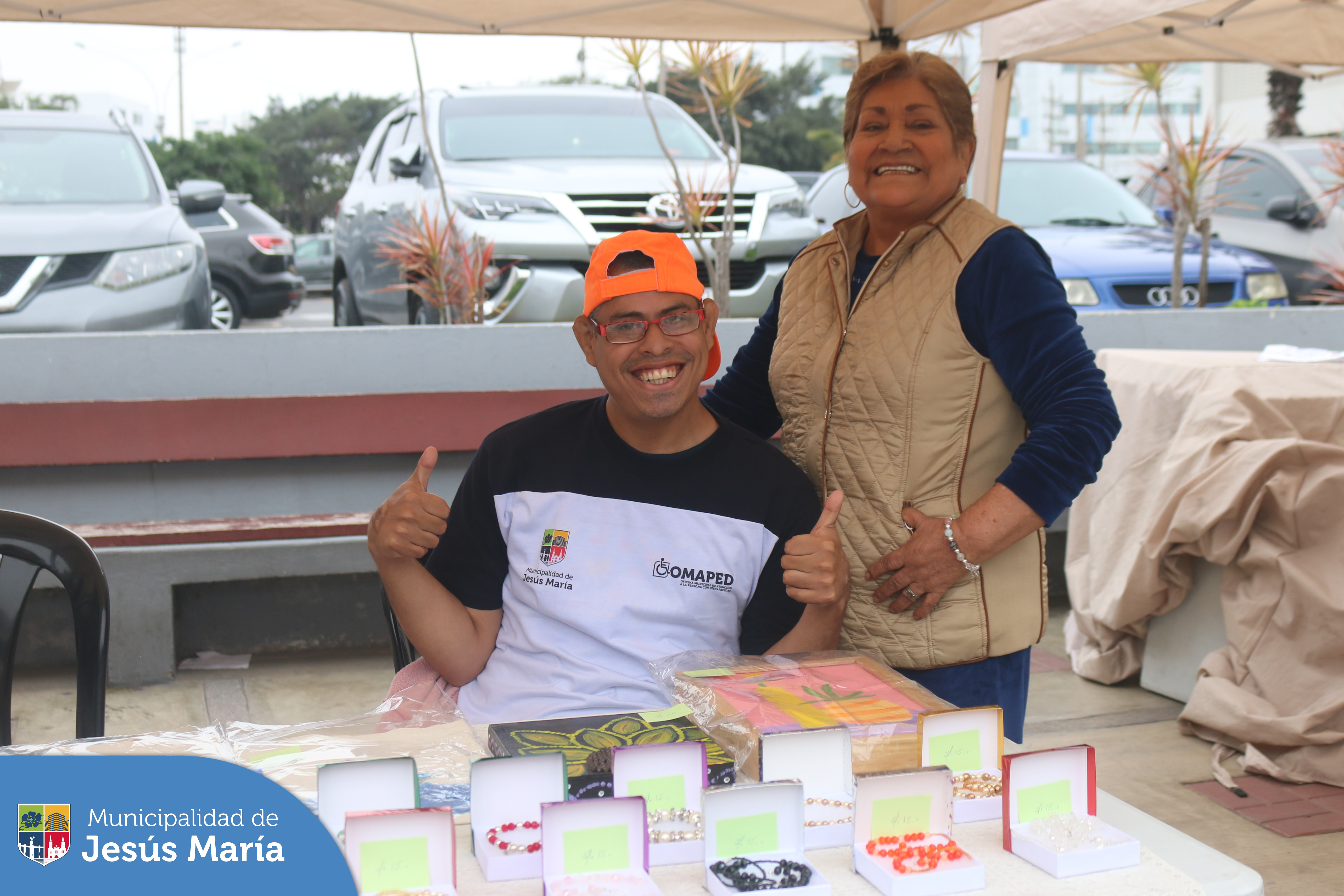 ¿Buscando hermosos regalos para esta navidad? 🎄 ¡Ven a “Emprende sin límites”! La feria inclusiva dónde podrás apoyar comprando las hermosas creaciones de nuestros usuarios de OMAPED, de los participantes del Centro Integral del Adulto Mayor y de los talentosos jóvenes jesusmarianos del Programa Empredijóven. 🎁🛍️
🥳 ¡Aún puedes venir este domingo 3 en la 📍Explanada de la Residencial San Felipe, de 9:00 am. a 6:00 pm.!