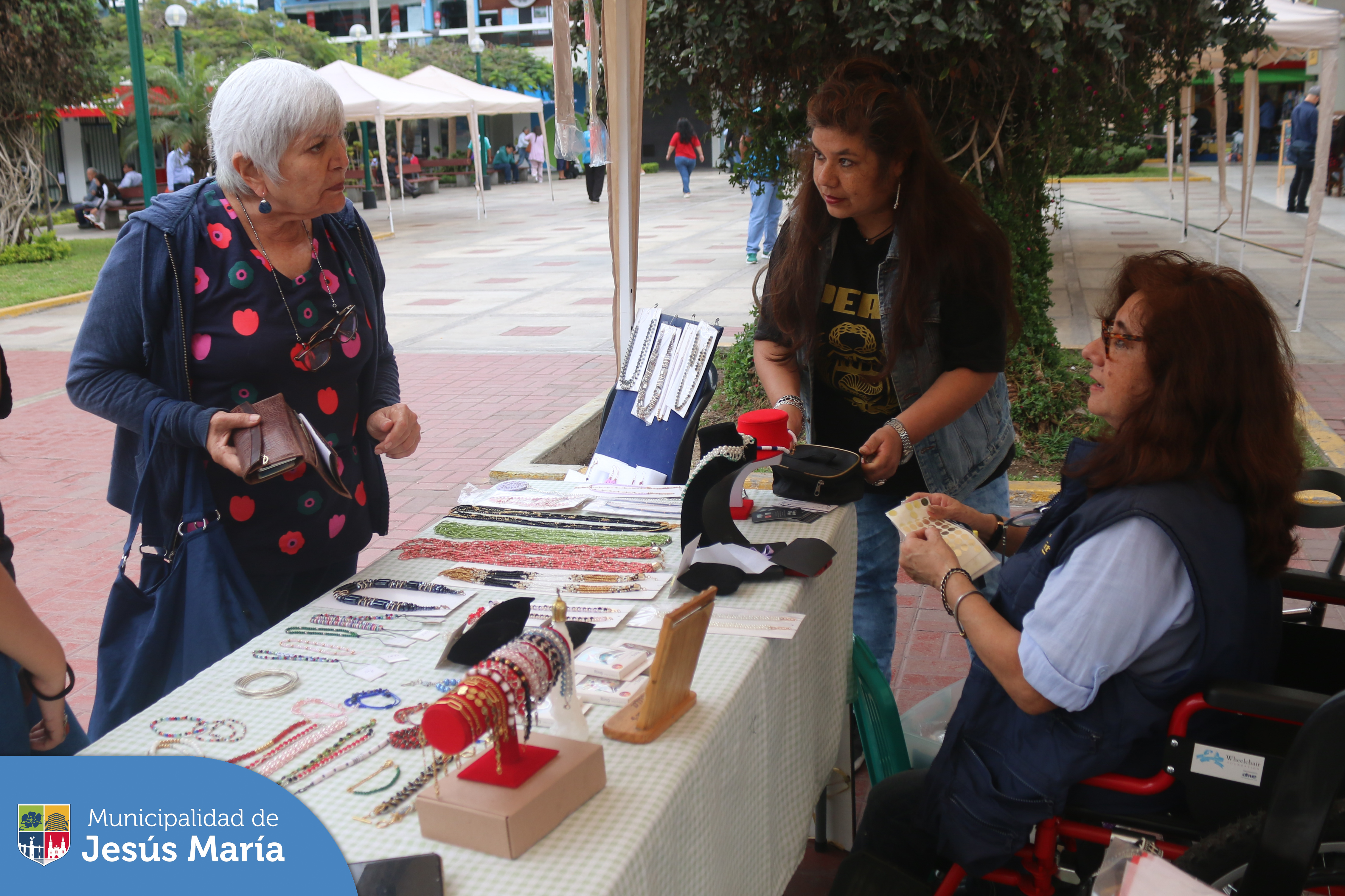 ¿Buscando hermosos regalos para esta navidad? 🎄 ¡Ven a “Emprende sin límites”! La feria inclusiva dónde podrás apoyar comprando las hermosas creaciones de nuestros usuarios de OMAPED, de los participantes del Centro Integral del Adulto Mayor y de los talentosos jóvenes jesusmarianos del Programa Empredijóven. 🎁🛍️

🥳 ¡Aún puedes venir este domingo 3 en la 📍Explanada de la Residencial San Felipe, de 9:00 am. a 6:00 pm.!