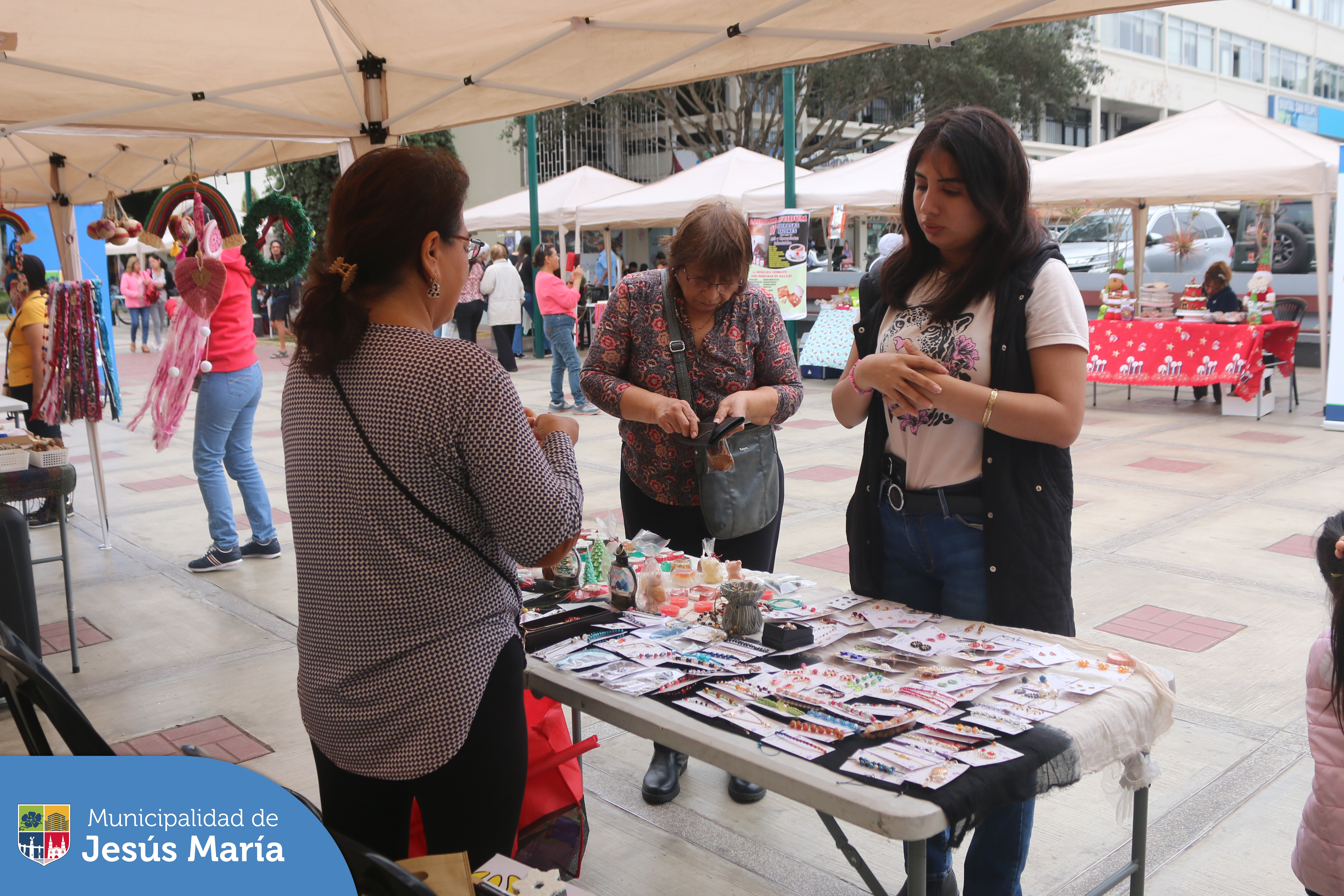 ¿Buscando hermosos regalos para esta navidad? 🎄 ¡Ven a “Emprende sin límites”! La feria inclusiva dónde podrás apoyar comprando las hermosas creaciones de nuestros usuarios de OMAPED, de los participantes del Centro Integral del Adulto Mayor y de los talentosos jóvenes jesusmarianos del Programa Empredijóven. 🎁🛍️
🥳 ¡Aún puedes venir este domingo 3 en la 📍Explanada de la Residencial San Felipe, de 9:00 am. a 6:00 pm.!