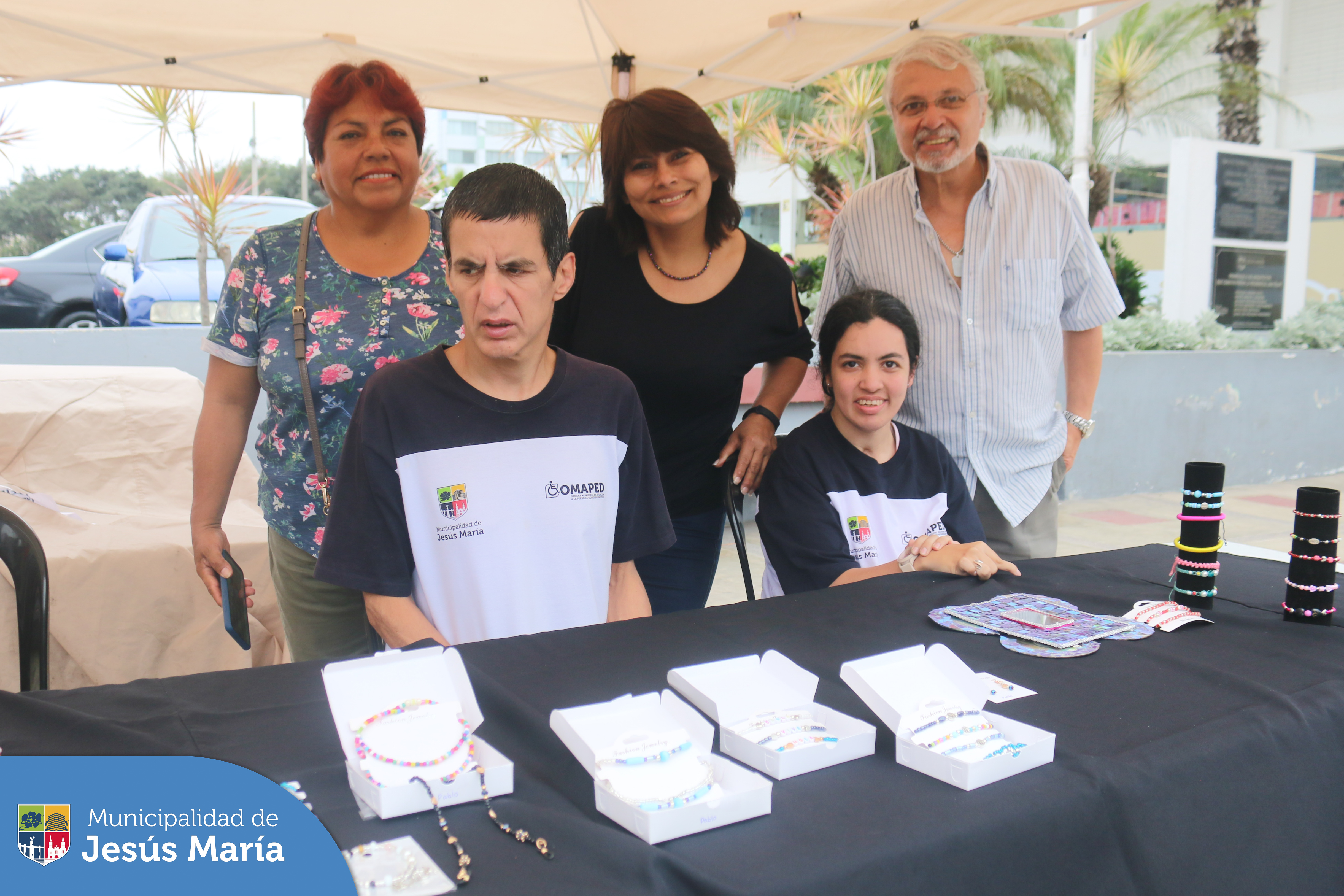 ¿Buscando hermosos regalos para esta navidad? 🎄 ¡Ven a “Emprende sin límites”! La feria inclusiva dónde podrás apoyar comprando las hermosas creaciones de nuestros usuarios de OMAPED, de los participantes del Centro Integral del Adulto Mayor y de los talentosos jóvenes jesusmarianos del Programa Empredijóven. 🎁🛍️
🥳 ¡Aún puedes venir este domingo 3 en la 📍Explanada de la Residencial San Felipe, de 9:00 am. a 6:00 pm.!