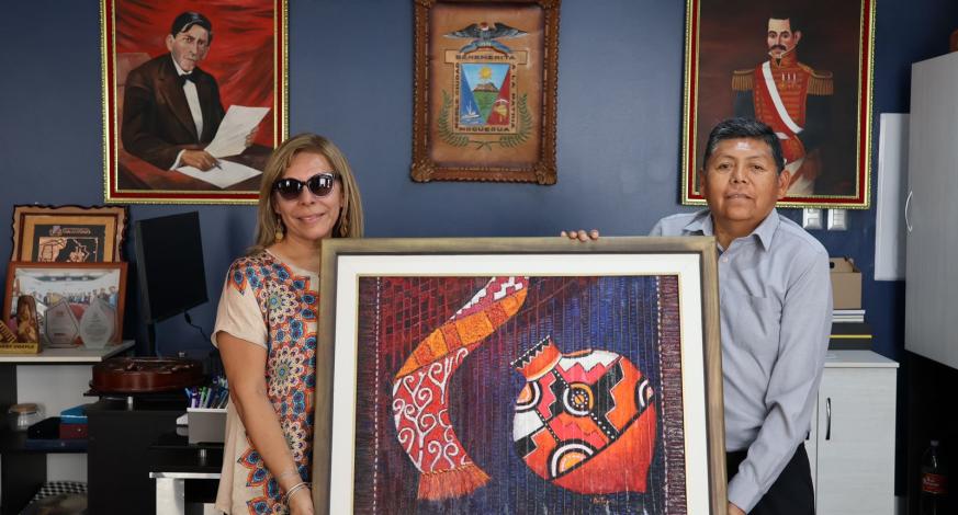 El Alcalde Provincial John Larry Coayla mantuvo una reunión con la señora Cecilia Oré, Directora de Proyectos de Pintoras Perú, quien entregó a nuestra ciudad una pintura de la autora peruana Enid Arestegui Matutti denominada "Cultura Chiribaya", obra reconocida internacionalmente.
