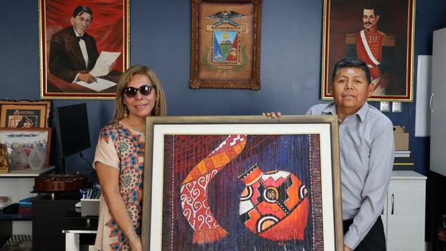 El Alcalde Provincial John Larry Coayla mantuvo una reunión con la señora Cecilia Oré, Directora de Proyectos de Pintoras Perú, quien entregó a nuestra ciudad una pintura de la autora peruana Enid Arestegui Matutti denominada "Cultura Chiribaya", obra reconocida internacionalmente.