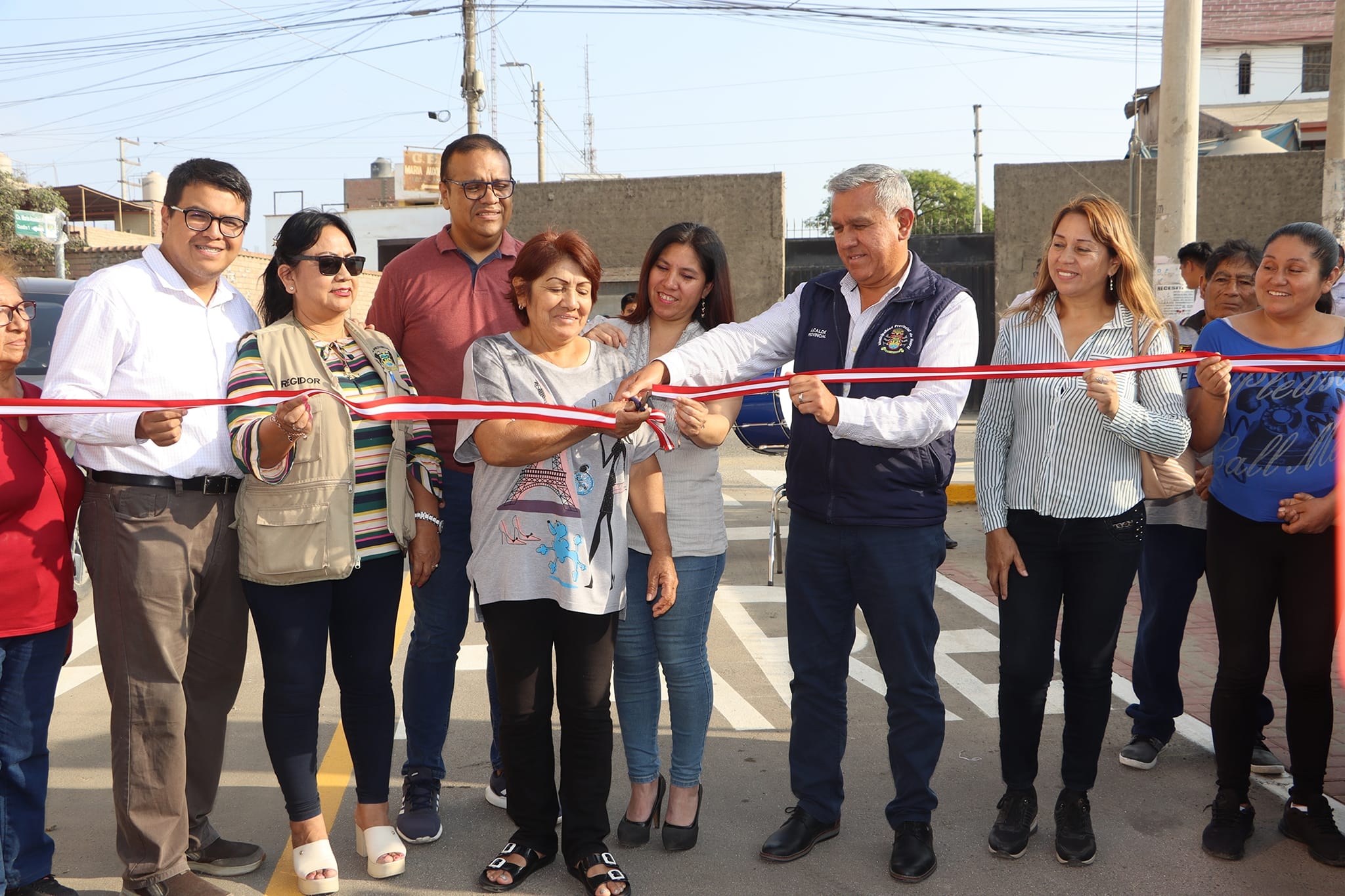 Alcalde Fernando C谩rdenas entreg贸 a la poblaci贸n la obra de pistas y veredas de la urbanizaci贸n Se帽or de los Milagros