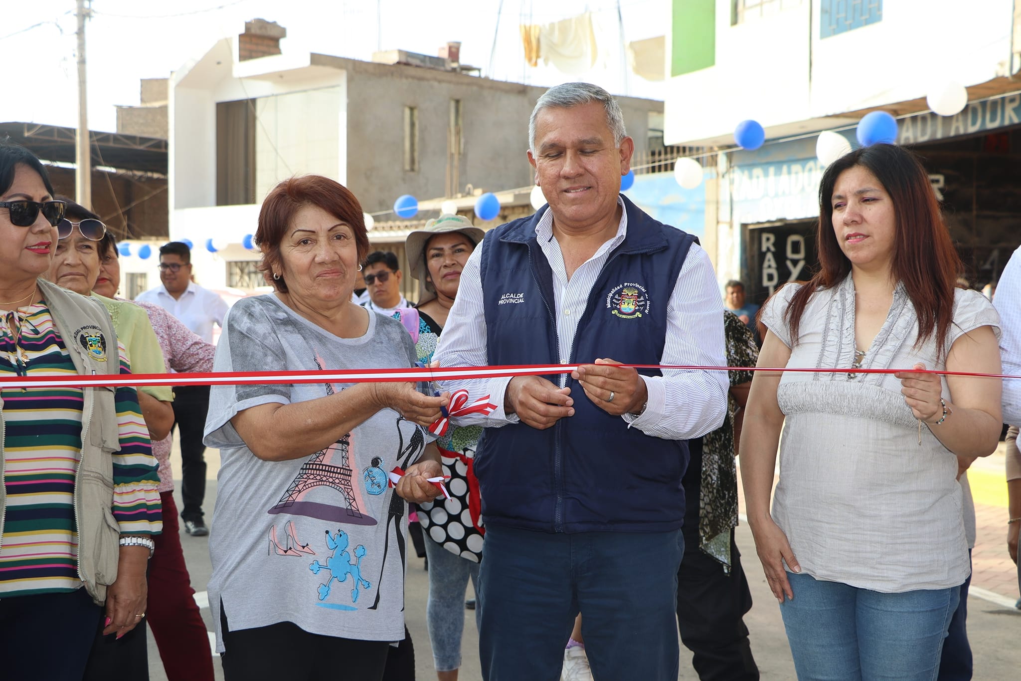 Alcalde Fernando C谩rdenas entreg贸 a la poblaci贸n la obra de pistas y veredas de la urbanizaci贸n Se帽or de los Milagros