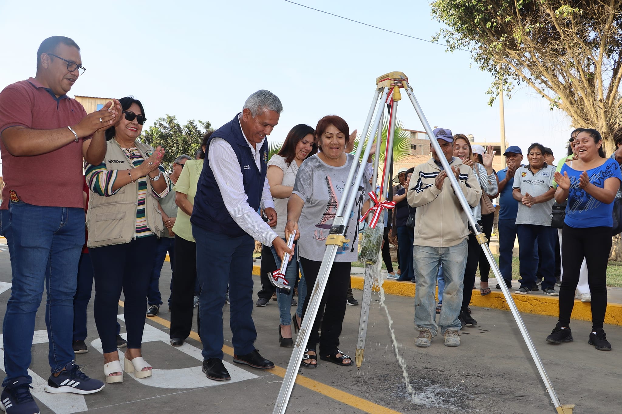 Alcalde Fernando C谩rdenas entreg贸 a la poblaci贸n la obra de pistas y veredas de la urbanizaci贸n Se帽or de los Milagros
