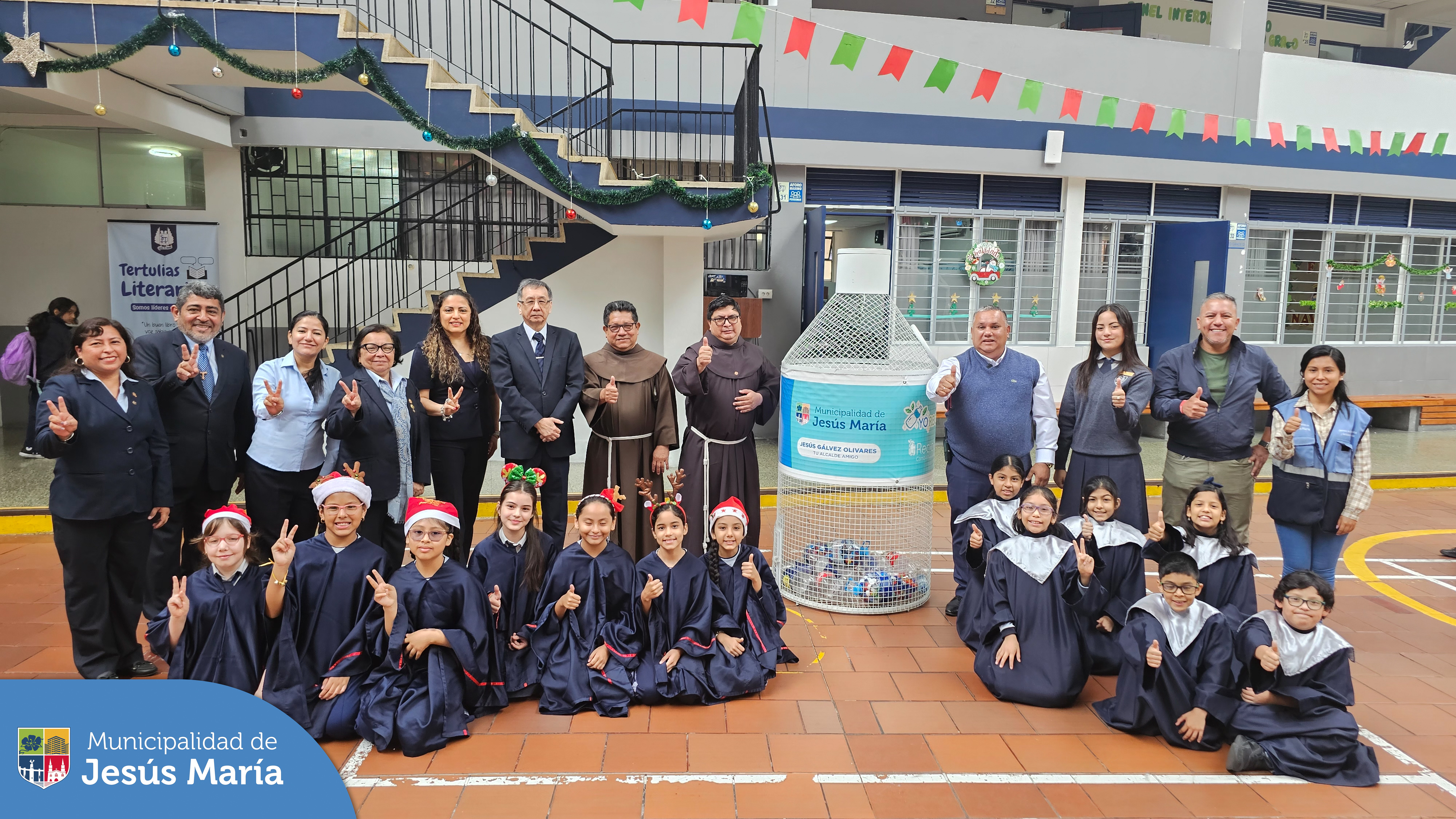 🌍♻️ ¡Compromiso con el medio ambiente!
Nuestro alcalde Jesús Gálvez Olivares entregó 2 contenedores de reciclaje a las alumnas del Colegio San Antonio de Padua 🏫💚 con el objetivo de fomentar el cuidado del planeta desde temprana edad. 🌱🌟 ¡Juntos hacemos un futuro más sostenible!