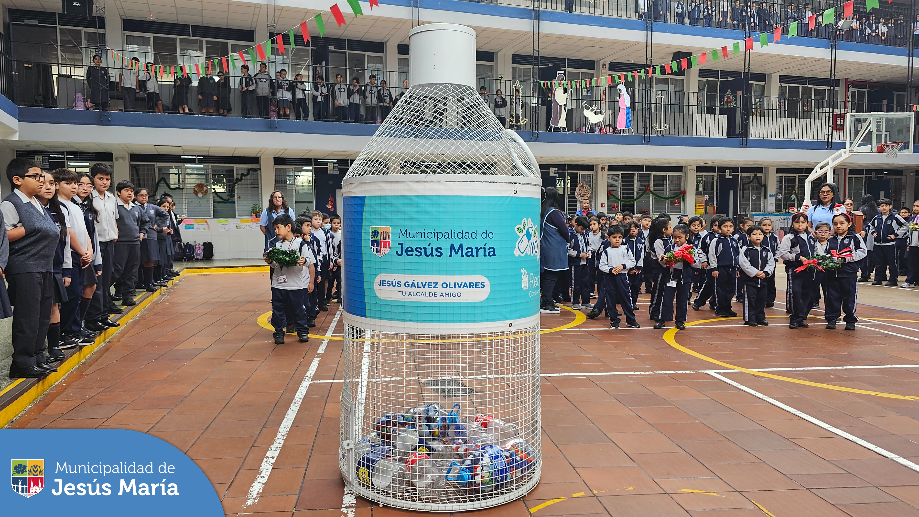 🌍♻️ ¡Compromiso con el medio ambiente!
Nuestro alcalde Jesús Gálvez Olivares entregó 2 contenedores de reciclaje a las alumnas del Colegio San Antonio de Padua 🏫💚 con el objetivo de fomentar el cuidado del planeta desde temprana edad. 🌱🌟 ¡Juntos hacemos un futuro más sostenible!