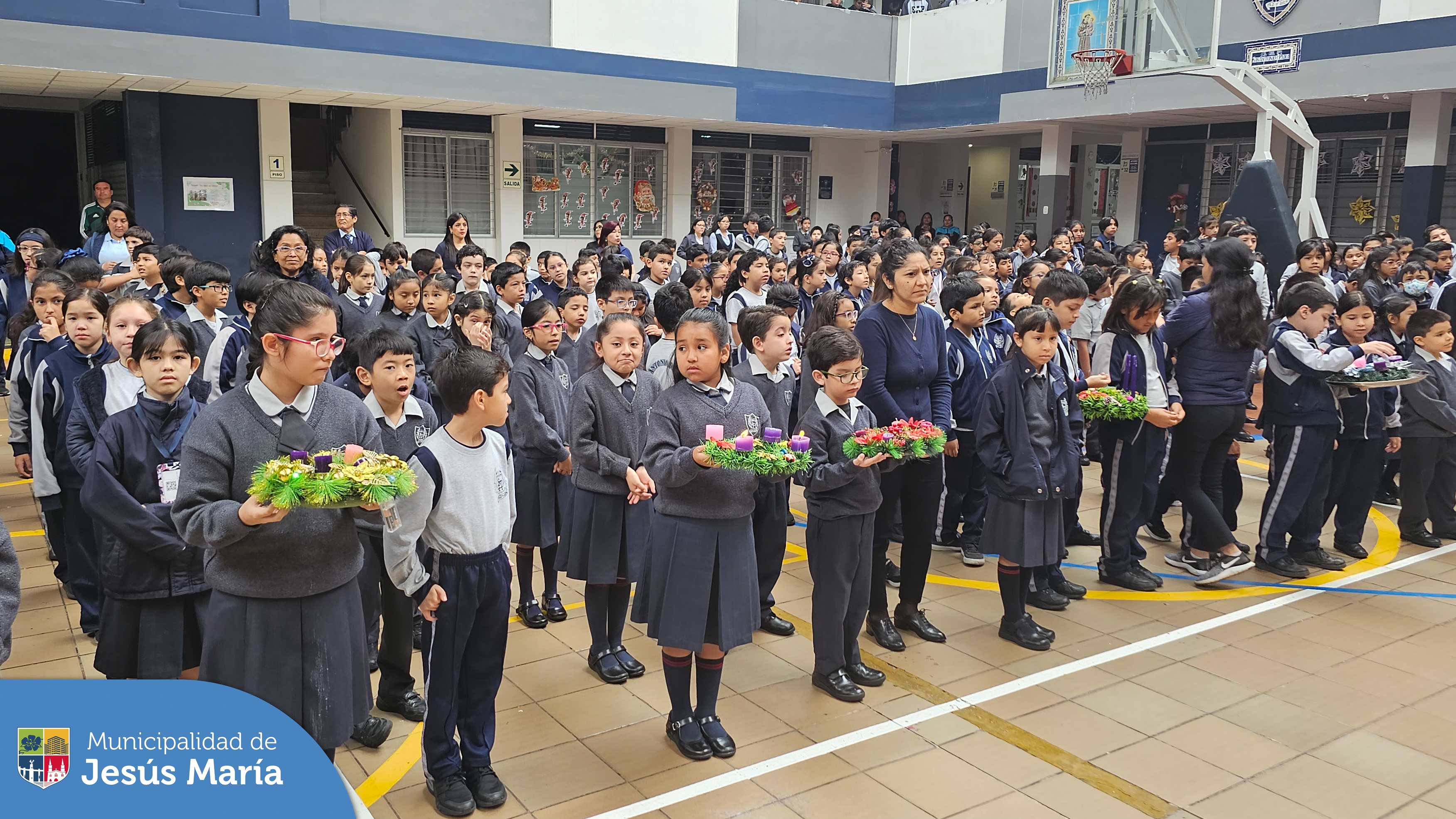 🌍♻️ ¡Compromiso con el medio ambiente!
Nuestro alcalde Jesús Gálvez Olivares entregó 2 contenedores de reciclaje a las alumnas del Colegio San Antonio de Padua 🏫💚 con el objetivo de fomentar el cuidado del planeta desde temprana edad. 🌱🌟 ¡Juntos hacemos un futuro más sostenible!