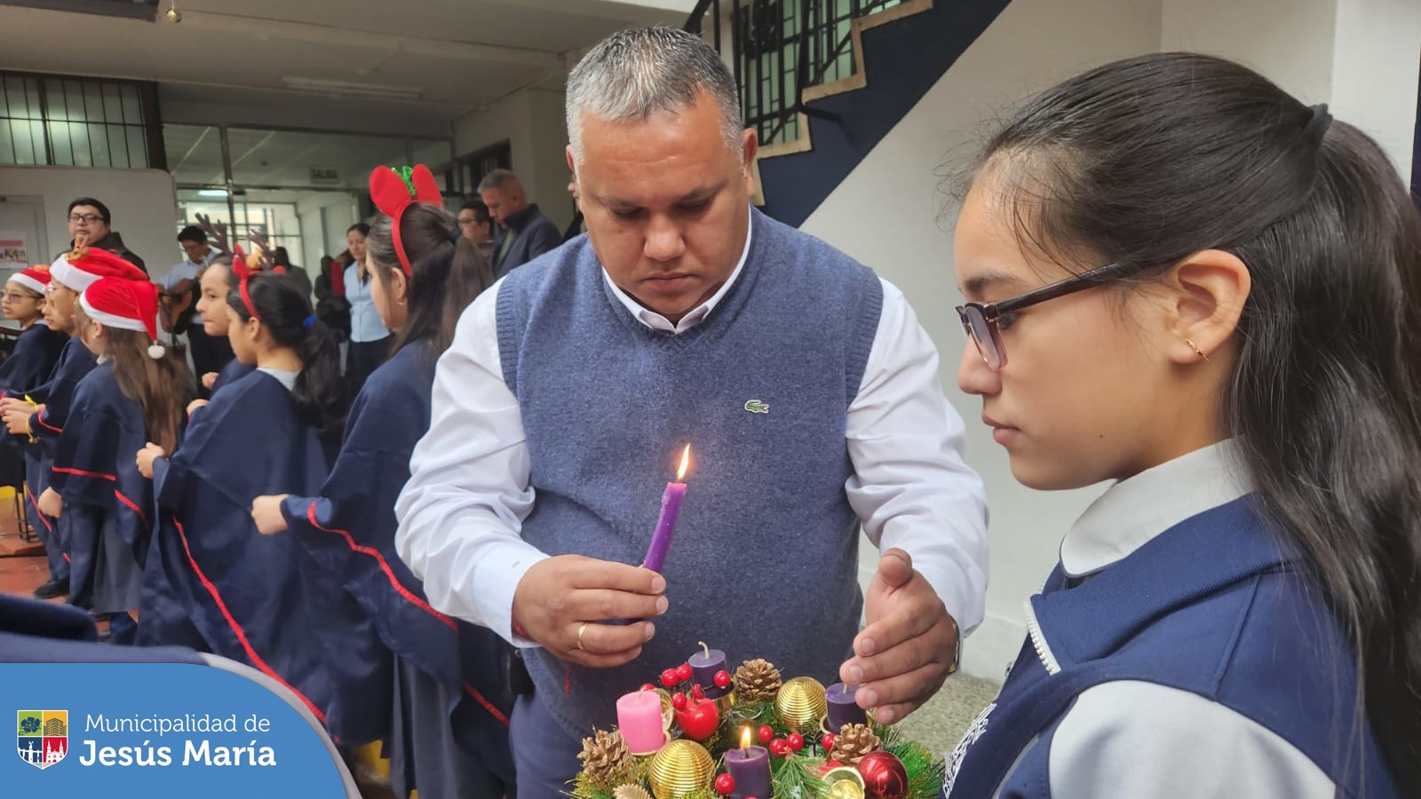 🌍♻️ ¡Compromiso con el medio ambiente!
Nuestro alcalde Jesús Gálvez Olivares entregó 2 contenedores de reciclaje a las alumnas del Colegio San Antonio de Padua 🏫💚 con el objetivo de fomentar el cuidado del planeta desde temprana edad. 🌱🌟 ¡Juntos hacemos un futuro más sostenible!