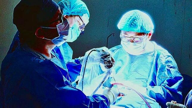 Especialistas en neurocirugía logran intervenir tumor cerebral con técnica de abordaje combinado 