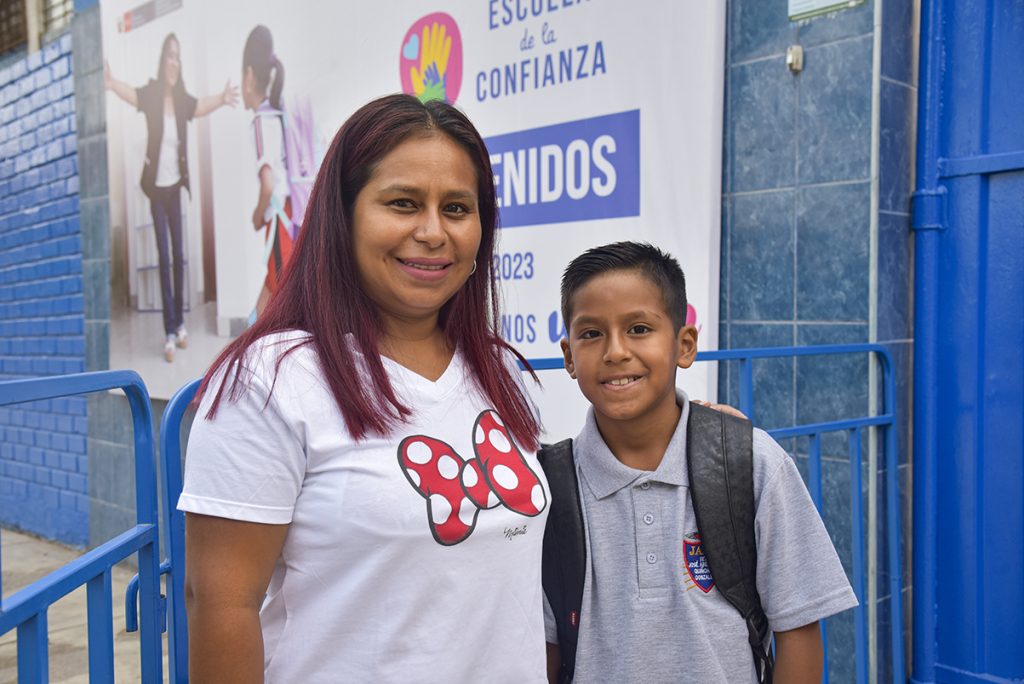 Niño y maestra sonriendo