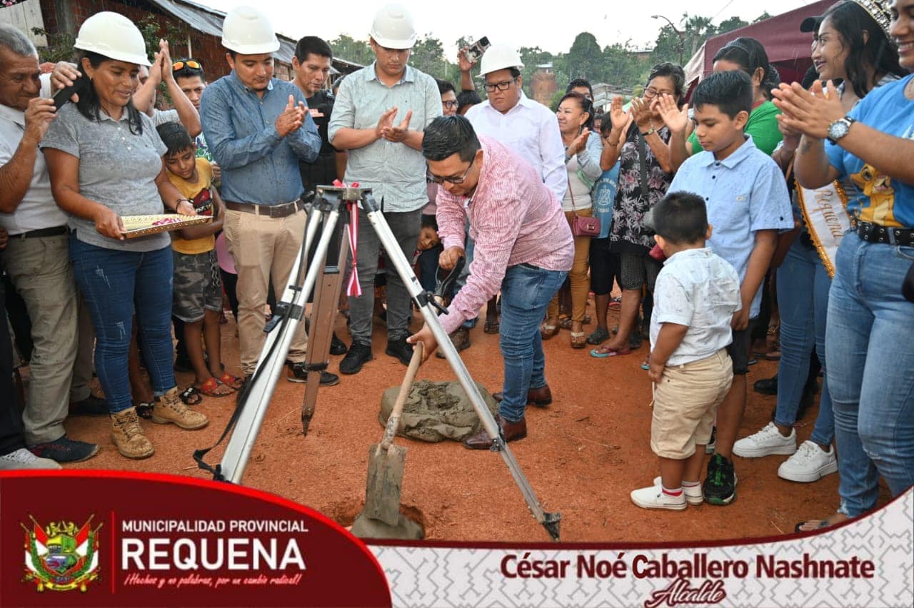 Fotografía sobre la colocación de la primera piedra para inicio de la pista de la Calle Victoria
