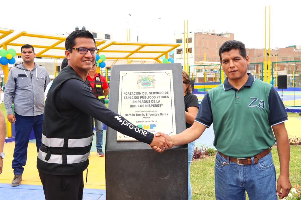 Develamiento de placa junto al presidente del Comité Vecinal de Los Nísperos.