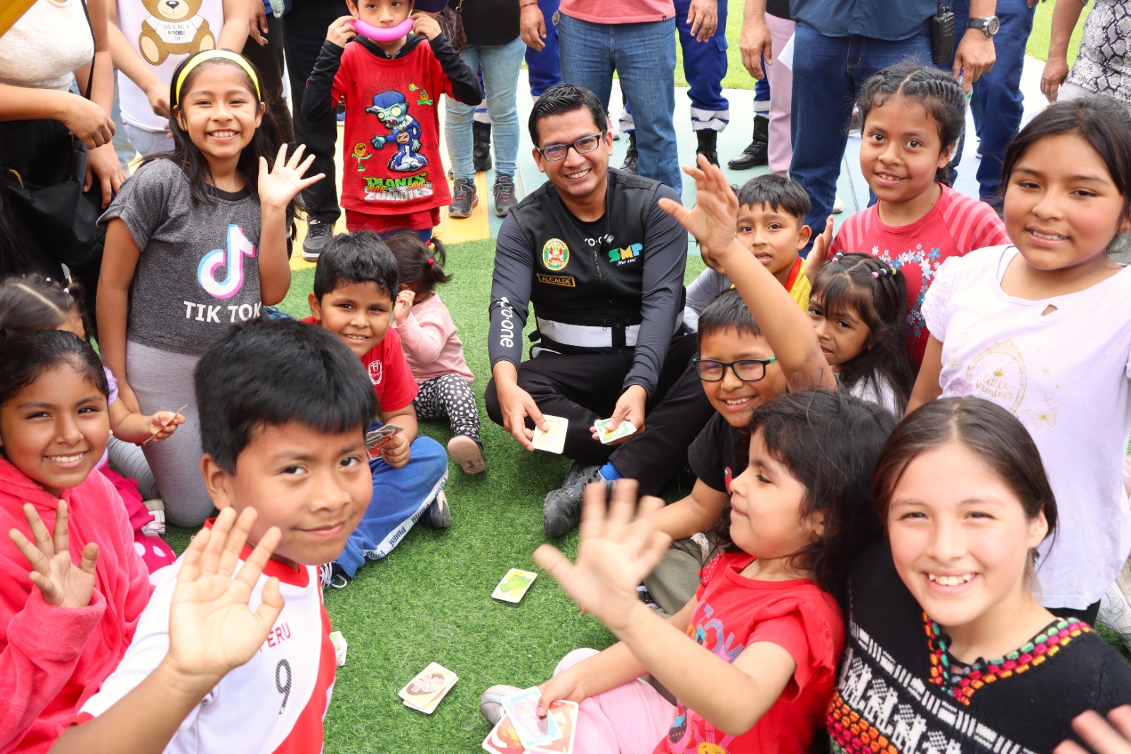 Alcalde Hernán Sifuentes y niños comparten grato momento en la inauguración del nuevo parque.