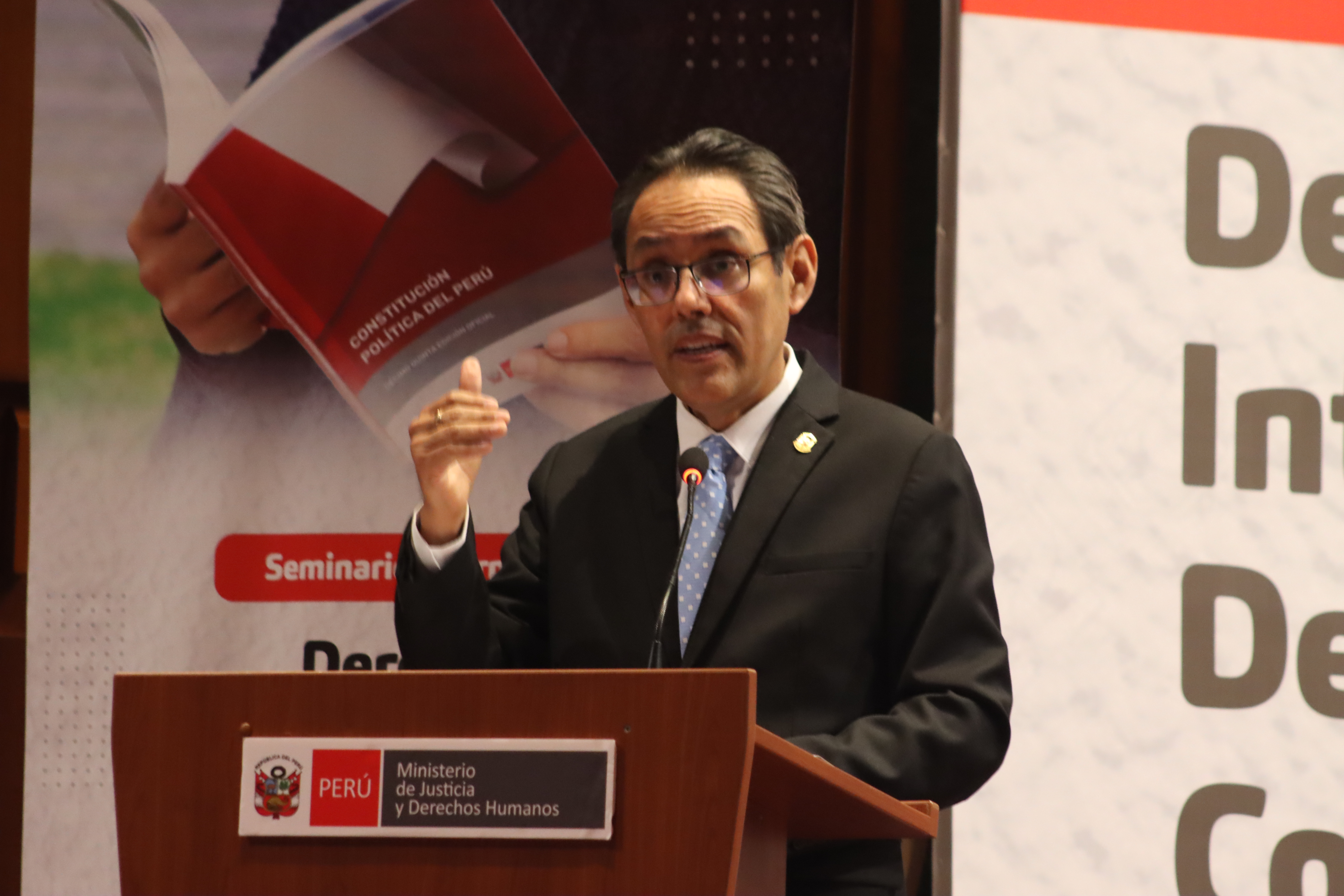 El magistrado Helder Domínguez aseguró que se debe dar un tratamiento especial a los deberes constitucionales, a las obligaciones, no solamente de fiel cumplimiento de la Constitución, sino también el deber que tenemos con los otros, con las personas.