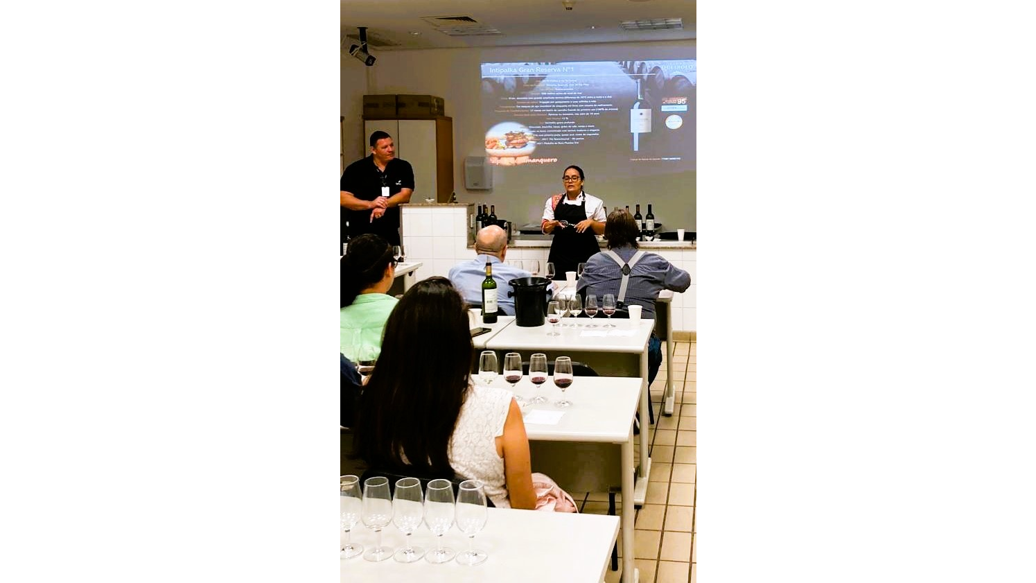 Clase de cata de vinos en la Escuela de Enología del SENAC de Brasil