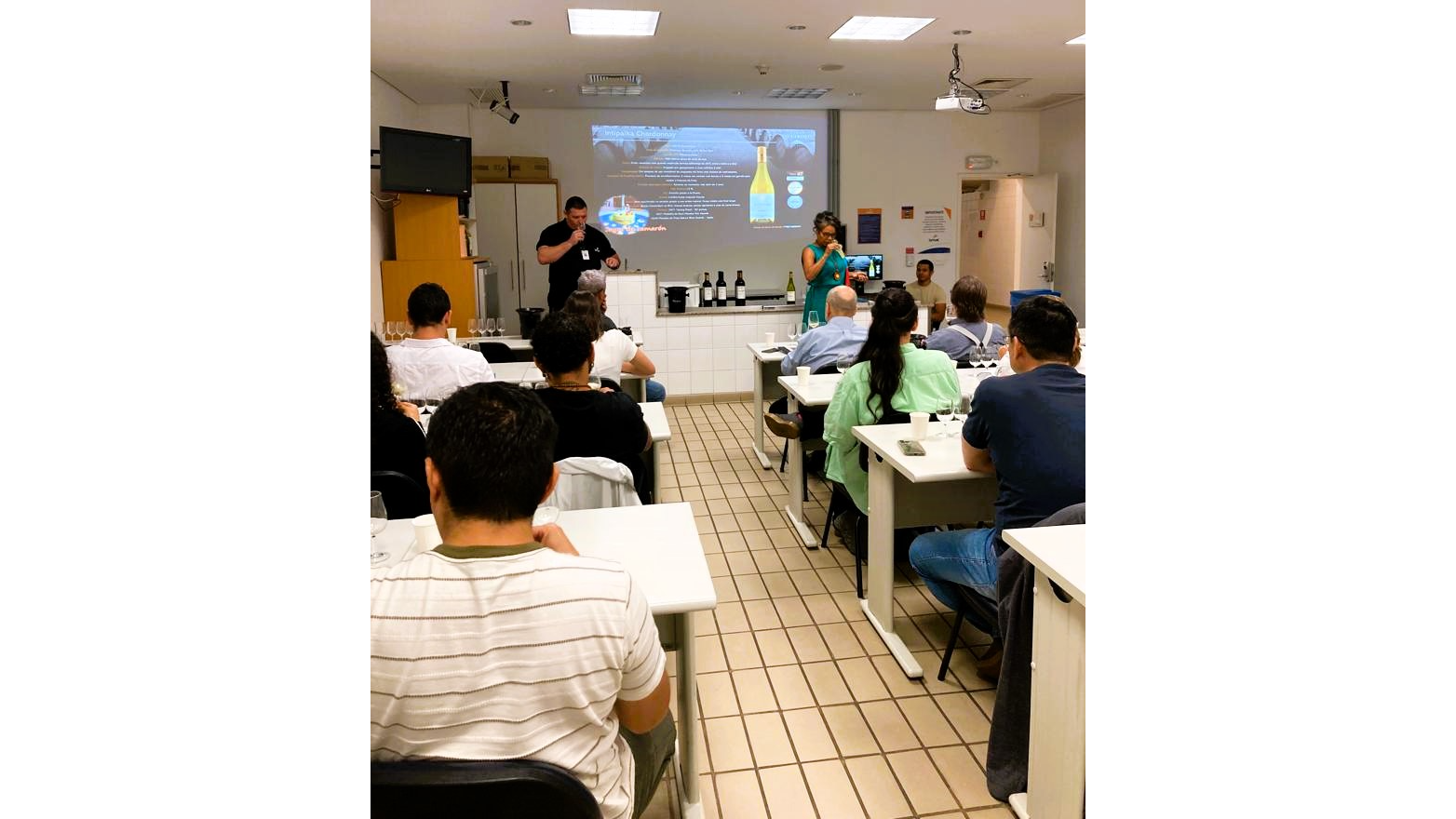 Clase de cata de vinos en la Escuela de Enología del SENAC de Brasil