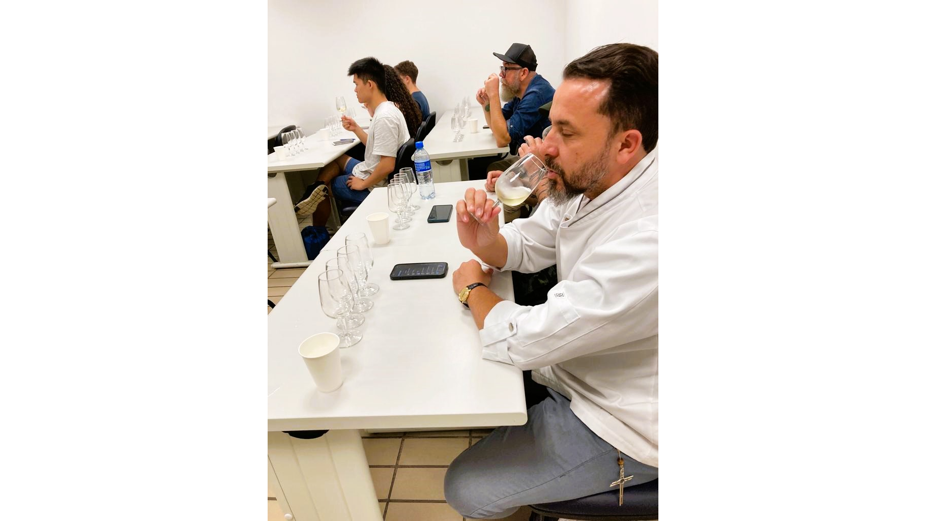 Clase de cata de vinos en la Escuela de Enología del SENAC de Brasil