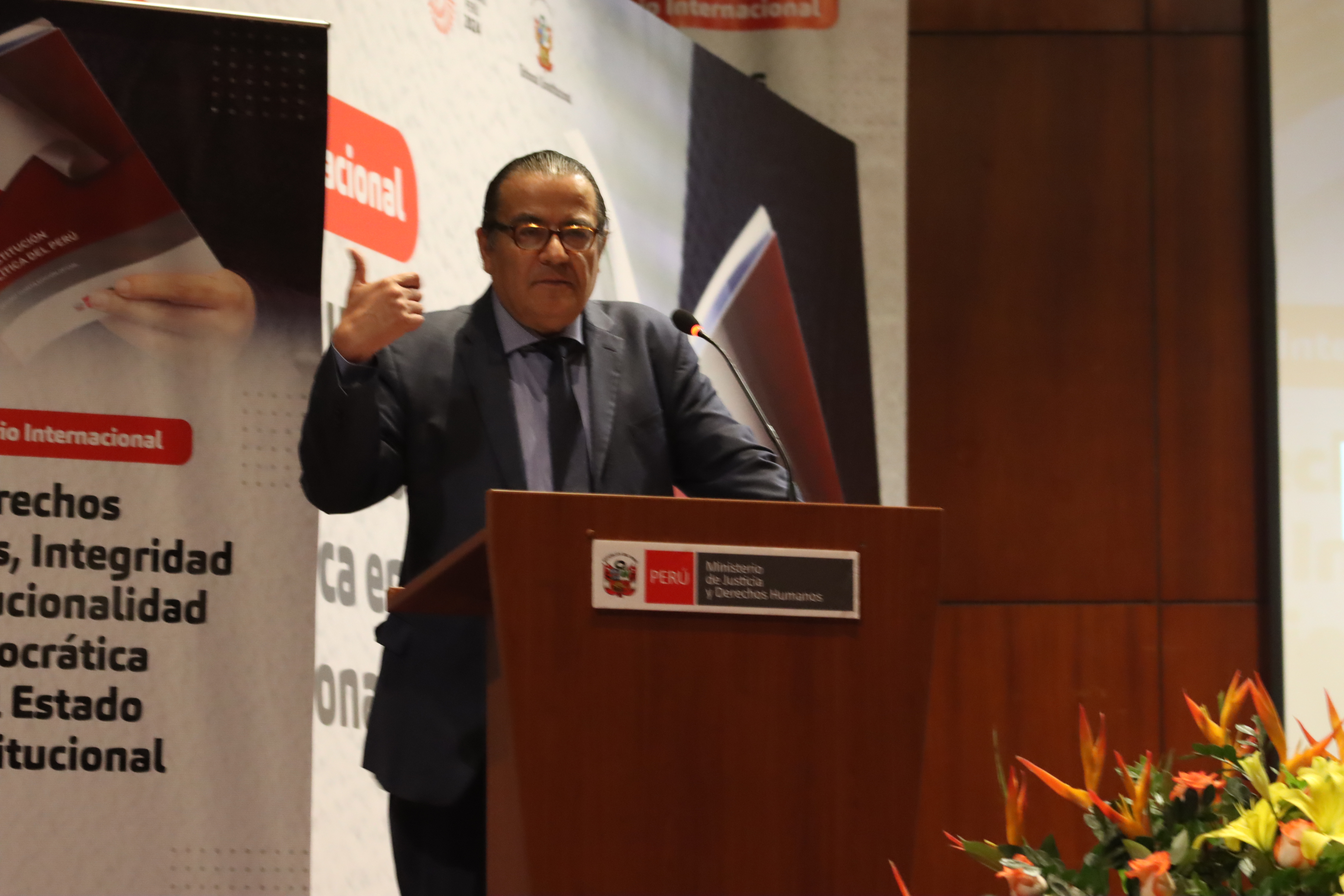 El magistrado César Ochoa dijo que el artículo 43 de la Constitución indica que la República del Perú es democrática, social, independiente y soberana, que está orientada a proteger a los sectores más débiles de la sociedad.