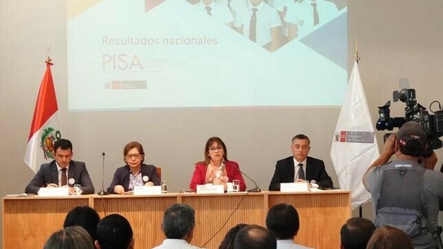 El análisis de la participación del Perú en PISA en los últimos 10 años muestra, en general, un desempeño positivo en las tres competencias, aunque aún existen desafíos importantes


La ministra de Educación, Miriam Ponce, afirmó que los resultados del Programa Internacional para la Evaluación de Estudiantes (PISA, por sus siglas en inglés) muestran que la medida promedio del Perú subió siete puntos en Lectura (de 401 a 408) y cuatro puntos en Ciencia (de 404 a 408) respecto de PISA 2018, aunque estas diferencias no son estadísticamente significativas.


Al presentar los resultados de PISA 2022 en una conferencia de prensa, la ministra Ponce dijo que, en cuanto a Matemática, el Perú, al igual que más del 50 % de los países participantes, no pudo sostener su rendimiento. Anotó que la medida promedio de nuestro país disminuyó nueve puntos (391) respecto de la edición del 2018 (400), una diferencia que es estadísticamente significativa. Asimismo, señaló que pese a esta caída, los resultados obtenidos por los estudiantes peruanos del 2009 en adelante reflejan un desempeño positivo tanto en esta competencia como en las otras.


La titular de Educación sostuvo que, considerando los resultados de PISA 2022, el Perú muestra un rendimiento promedio en Lectura y Ciencia similar al promedio de América Latina, y un rendimiento en Matemática superior al de los países de la región, a pesar de la reducción de nueve puntos en su medida promedio. Sin embargo, aún hay desafíos pendientes en el desarrollo de las competencias de los estudiantes peruanos.


Las evaluaciones de PISA se aplican cada tres años. Su objetivo es evaluar la capacidad de los estudiantes de 15 años de usar los aprendizajes adquiridos en la escuela para enfrentar situaciones y desafíos actuales. La participación del Perú en estas evaluaciones constituye una oportunidad para medir, en un contexto global, las habilidades y conocimientos de los estudiantes que se encuentran próximos a culminar la educación básica obligatoria y asumir el rol de ciudadanos activos.


Cabe indicar que la última edición de PISA debió implementarse originalmente en el 2021, pero la pandemia por la COVID-19 generó un retraso de un año. Las pruebas recién se aplicaron entre agosto y octubre del 2022.


Esta edición contó con la participación de 8787 estudiantes peruanos de 15 años de edad provenientes de 337 instituciones educativas, de las cuales 73 % fueron públicas y 27 % privadas. Además de Lectura, Matemática y Ciencia, PISA 2022 evaluó la competencia de Educación Financiera e incluyó, por primera vez, la de Pensamiento Creativo. Los resultados en estas dos últimas competencias se difundirán el próximo año.


Logros de aprendizaje del Perú


PISA clasifica a los estudiantes según su desempeño en una escala de siete u ocho niveles dependiendo de cada competencia. En esa escala, el nivel 2 es considerado el mínimo necesario para desenvolverse en el mundo contemporáneo. El porcentaje de estudiantes peruanos que se ubicaron en el nivel 2 o superiores en PISA 2022 fue de 50 % en Lectura, 47 % en Ciencia y 34 % en Matemática.


En Lectura, los estudiantes ubicados en el nivel 2 o superiores, como mínimo, emplean criterios implícitos para localizar datos, seleccionan fuentes relevantes desde indicaciones explícitas, interpretan partes específicas de un texto, reflexionan sobre el propósito global de textos de mediana extensión, y comparan y evalúan argumentos considerando enunciados explícitos y sus propias experiencias y actitudes.


Por su parte, en Ciencia, estos estudiantes utilizan conocimientos procedimentales básicos y de contenido cotidiano para identificar una explicación científica apropiada, identifican una pregunta de investigación en un diseño experimental simple, reconocen una conclusión válida a partir de un conjunto simple de datos, y demuestran conocimientos epistémicos básicos al identificar preguntas de investigación.


Finalmente, en Matemática, los estudiantes ubicados en el nivel 2 o superiores resuelven situaciones que involucran diseñar y aplicar estrategias simples, ejecutan simulaciones sencillas, extraen información relevante de tablas y gráficos estadísticos, establecen relaciones funcionales o proporciones simples, y realizan interpretaciones literales de los resultados.


El Perú y los países de América Latina en PISA 2022


Los países de América Latina y el Caribe que participaron en PISA 2022 fueron 13: Argentina, Brasil, Colombia, Costa Rica, Chile, El Salvador, México, Panamá, Perú, República Dominicana, Uruguay y, por primera vez, Guatemala y Paraguay.


En la región, el Perú tiene resultados estadísticamente similares a los de México en Matemática; a los de Colombia, Brasil, Costa Rica y México en Lectura; y a los de Brasil, Argentina, México, Costa Rica y Colombia en Ciencia.


Encuentra los resultados del Perú en PISA 2022 en http://umc.minedu.gob.pe/resultadospisa2022/
