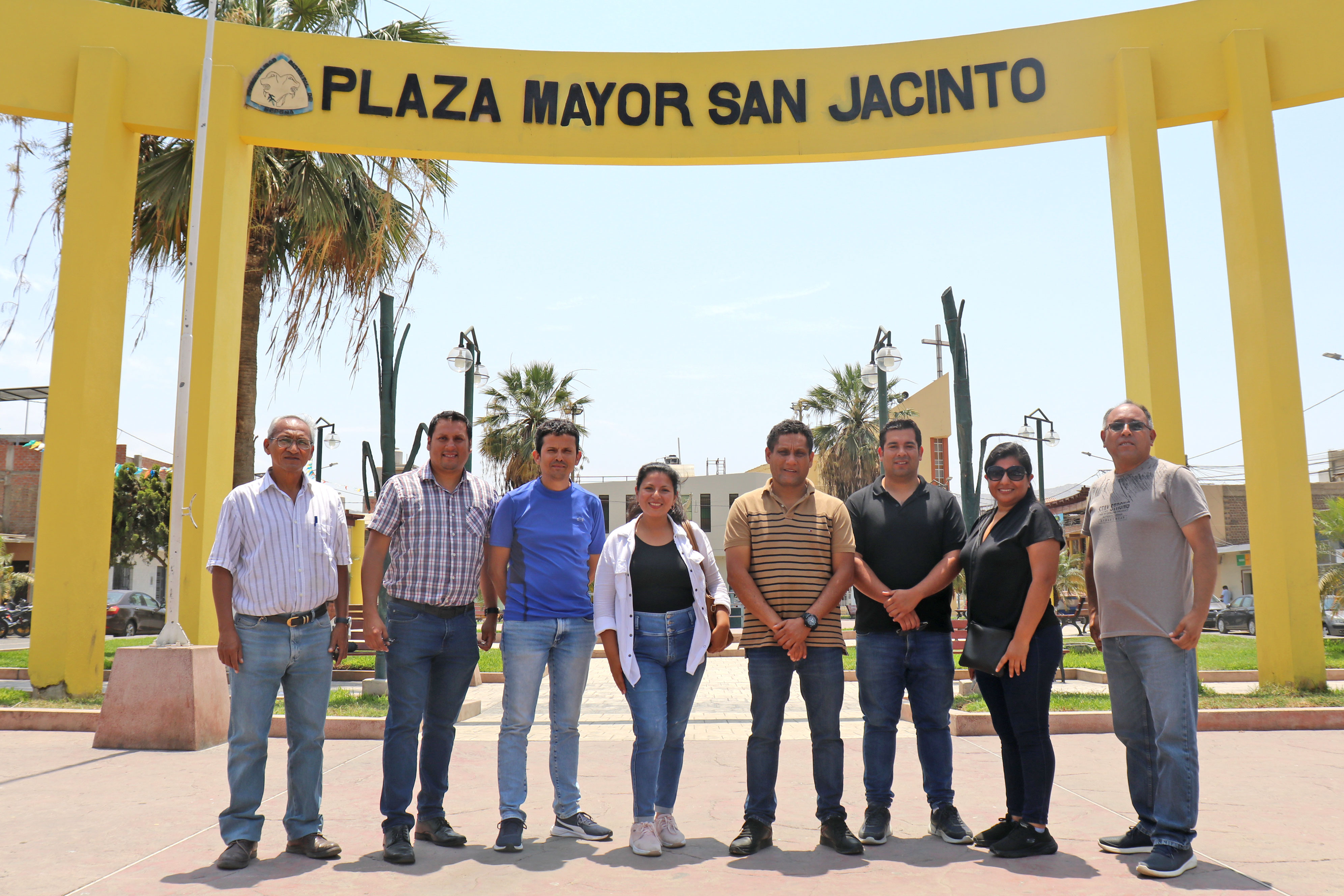 Alcalde Manuel Figueroa Laos y representantes del Centro Cultural Centenario de Chimbote