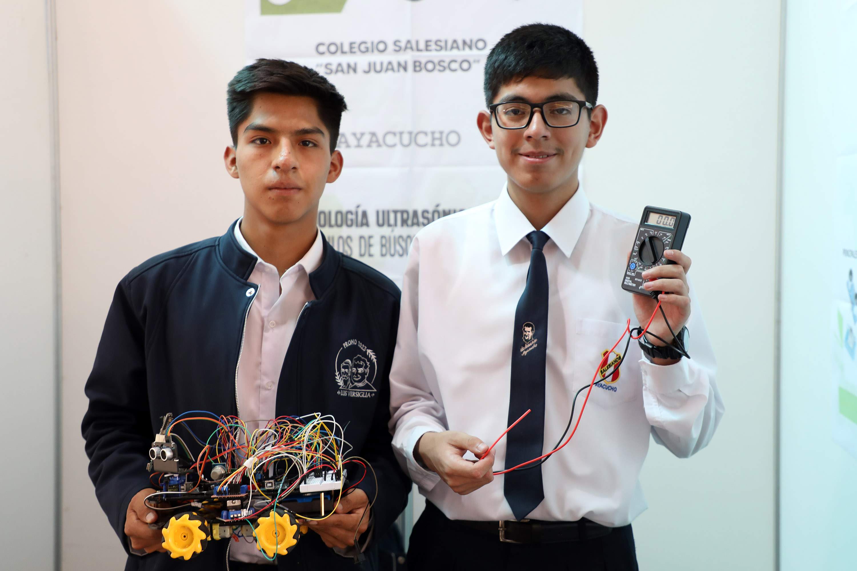 En el área de Alternativa de Solución Tecnológica, el equipo escolar de la institución educativa San Juan Bosco, de la región Ayacucho, alcanzó el primer puesto de clasificación con su proyecto: “Tecnología ultrasónica para vehículos de búsqueda y rescate”.