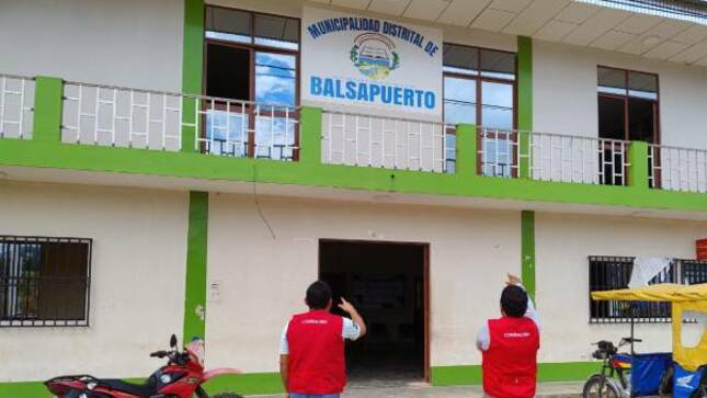 La Contraloría General de la República detectó que el alcalde y funcionarios de la gestión pasada de la Municipalidad Distrital de Balsapuerto (Período 2019-2022) aprobaron el otorgamiento de pagos de asignación por responsabilidad en el cargo, sin contar con sustento legal y contraviniendo las prohibiciones establecidas en las normas presupuestarias, lo que causó un perjuicio económico de un millón 025 733 soles en la entidad. 