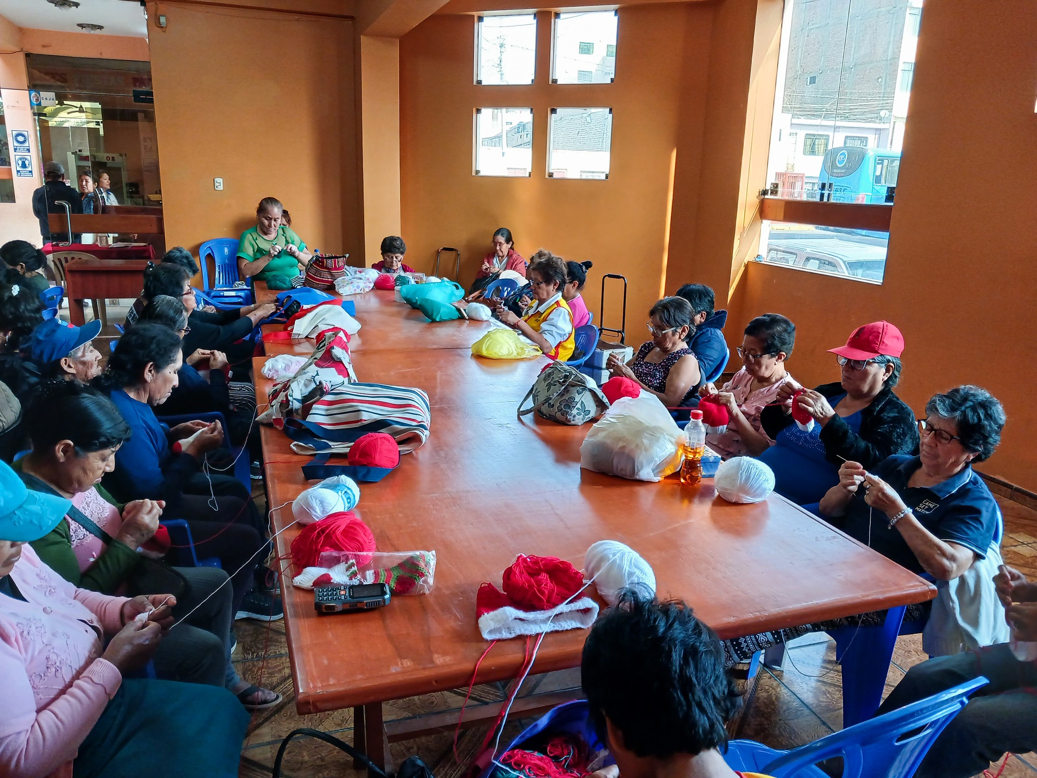 ADULTOS MAYORES DEL CIAM HUAURA DESLUMBRAN CON DESTREZAS EN TEJIDO A CROCHET, CLAUSURA SERÁ 20 DE DICIEMBRE