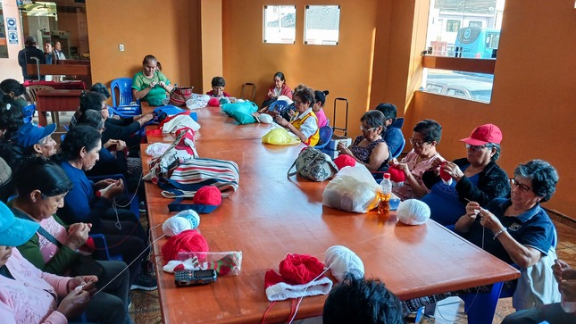 ADULTOS MAYORES DEL CIAM HUAURA DESLUMBRAN CON DESTREZAS EN TEJIDO A CROCHET, CLAUSURA SERÁ 20 DE DICIEMBRE 
