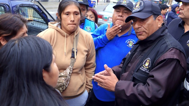 Fiscalización continúa reordenando las calles del comercio informal y los invita a participar con sus productos en la feria navideña