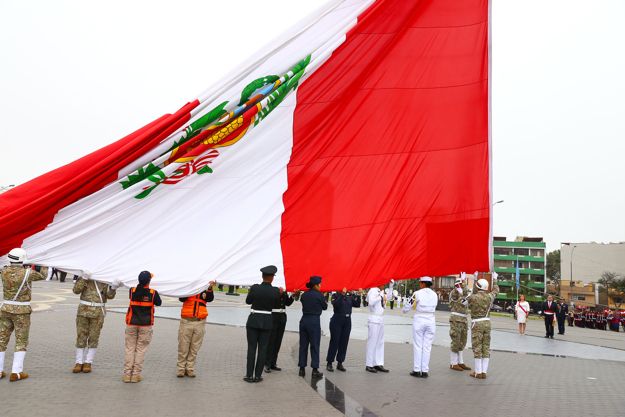 Presidenta Dina Boluarte encabezó Ceremonia de Izamiento de la Bandera Nacional por el Día de la Institucionalidad
