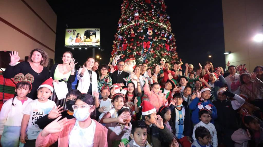 Pacientes del Instituto Nacional de Salud del Niño San Borja disfrutaron del encendido del árbol navideño