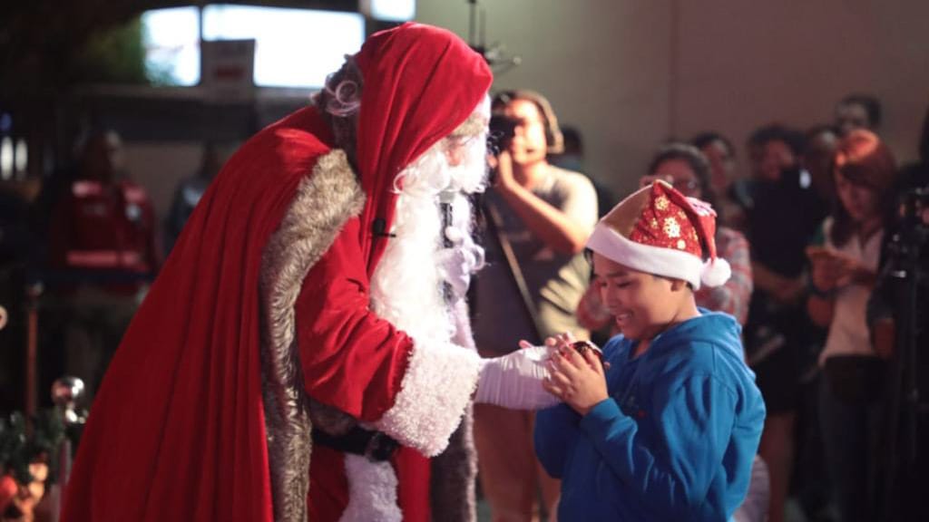 Pacientes del Instituto Nacional de Salud del Niño San Borja disfrutaron del encendido del árbol navideño