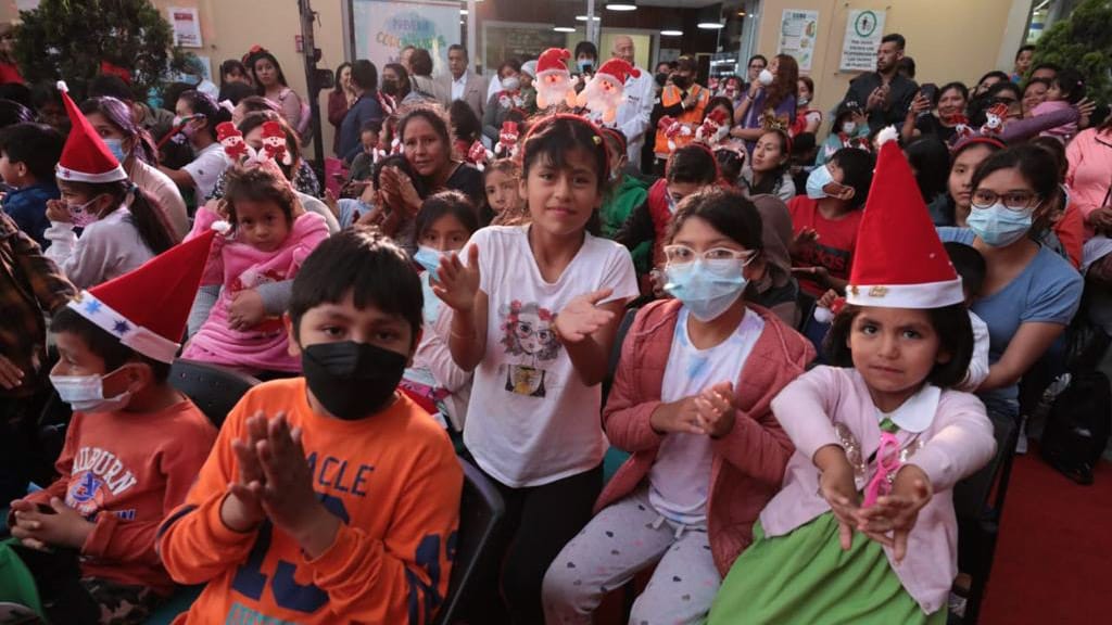 Pacientes del Instituto Nacional de Salud del Niño San Borja disfrutaron del encendido del árbol navideño