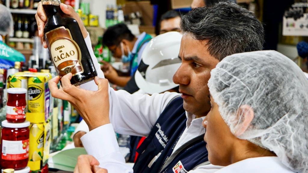Ministerio de Salud encabeza megaoperativo en el Centro de Lima para garantizar salubridad en productos