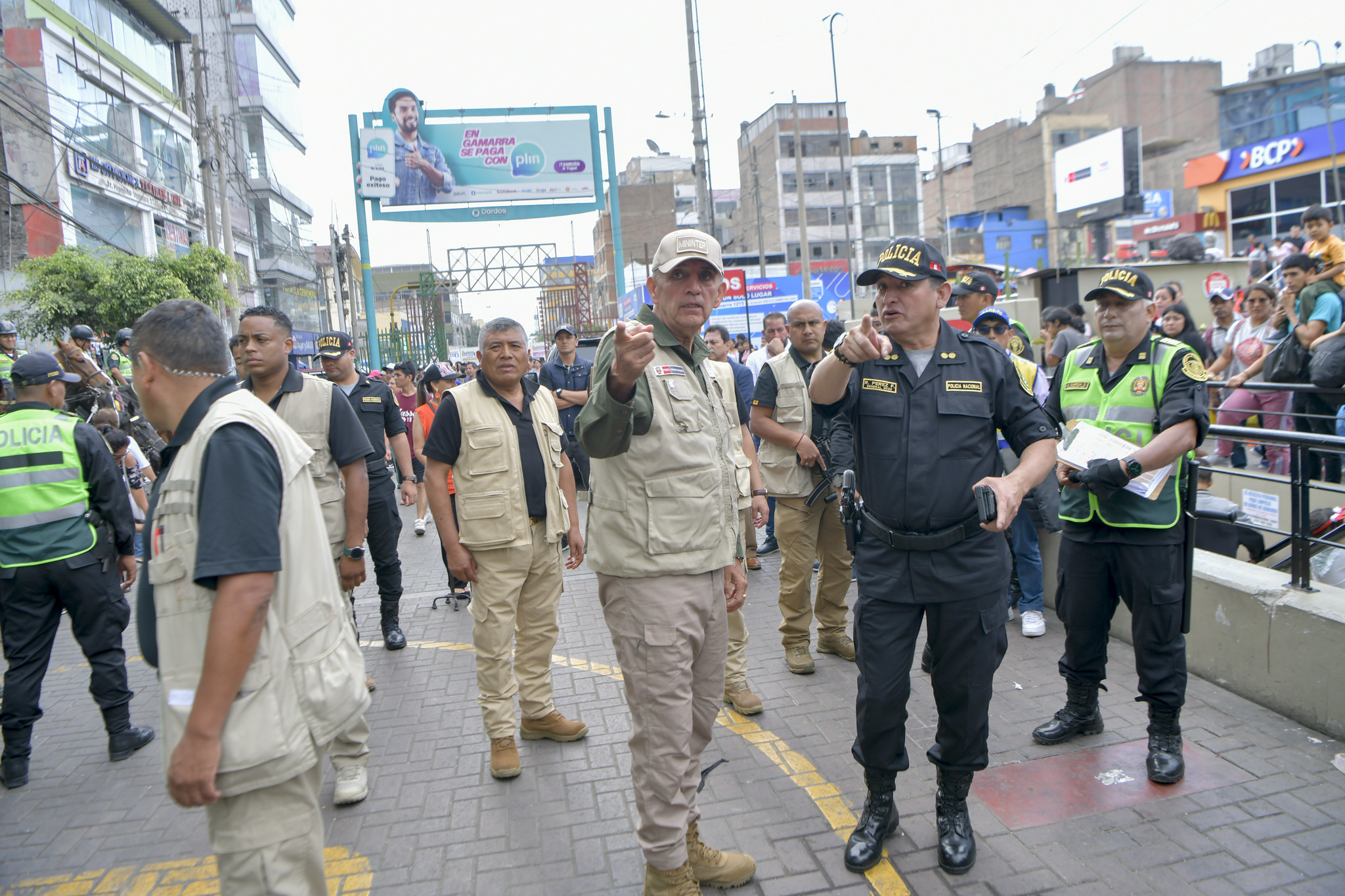 Agentes del orden brindan seguridad a comerciantes y población en general que acude a esta importante zona.