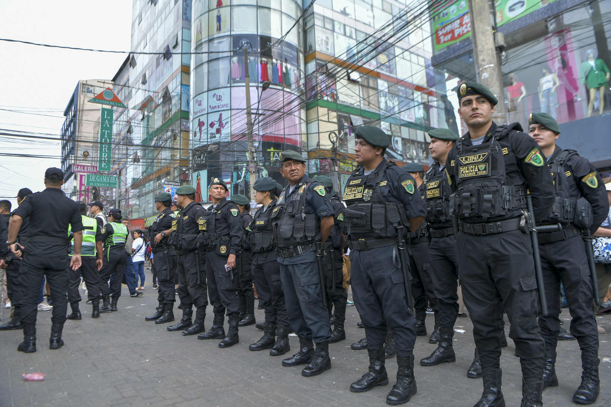 Agentes del orden brindan seguridad a comerciantes y población en general que acude a esta importante zona.