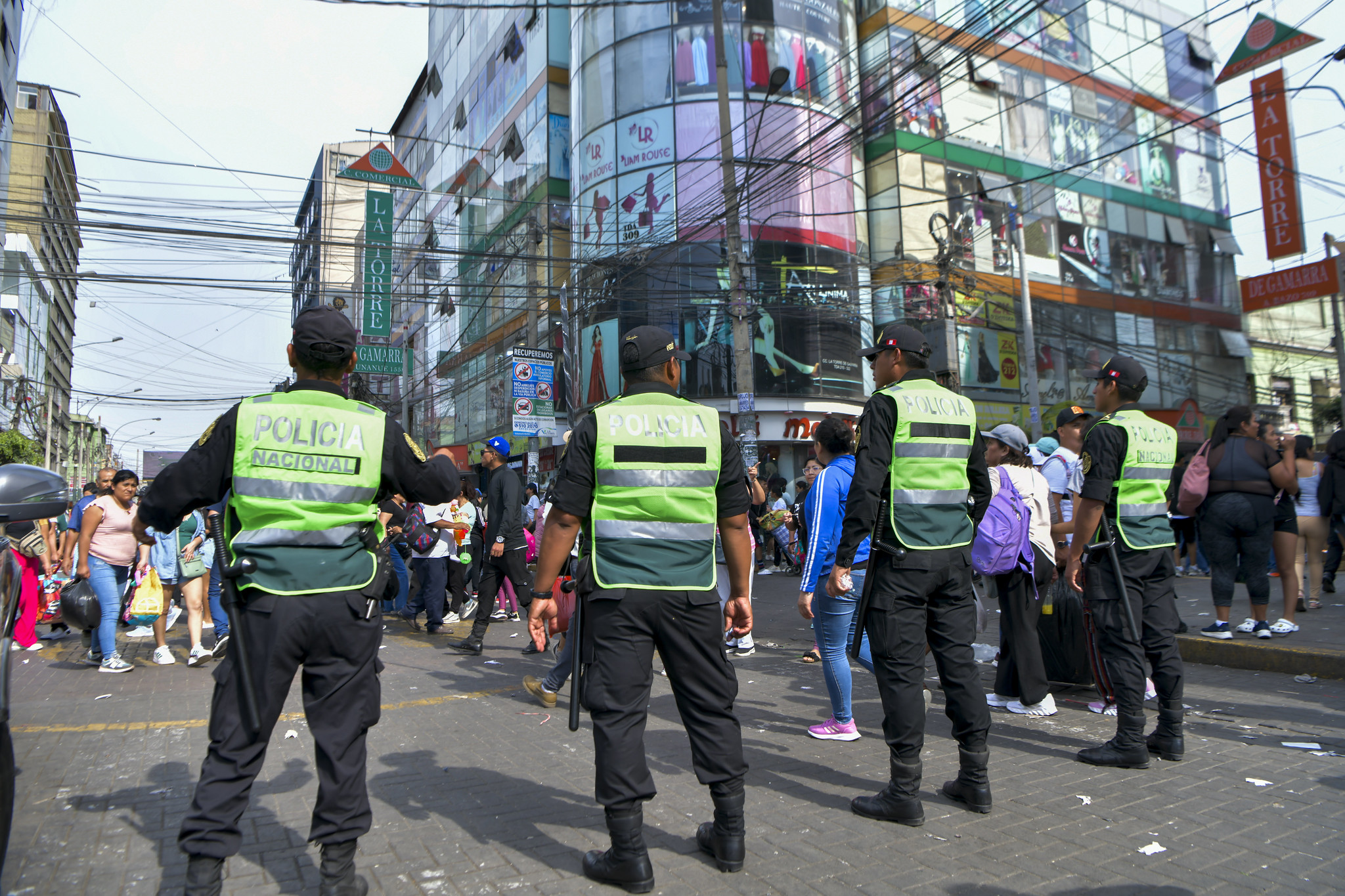 Agentes del orden brindan seguridad a comerciantes y población en general que acude a esta importante zona.
