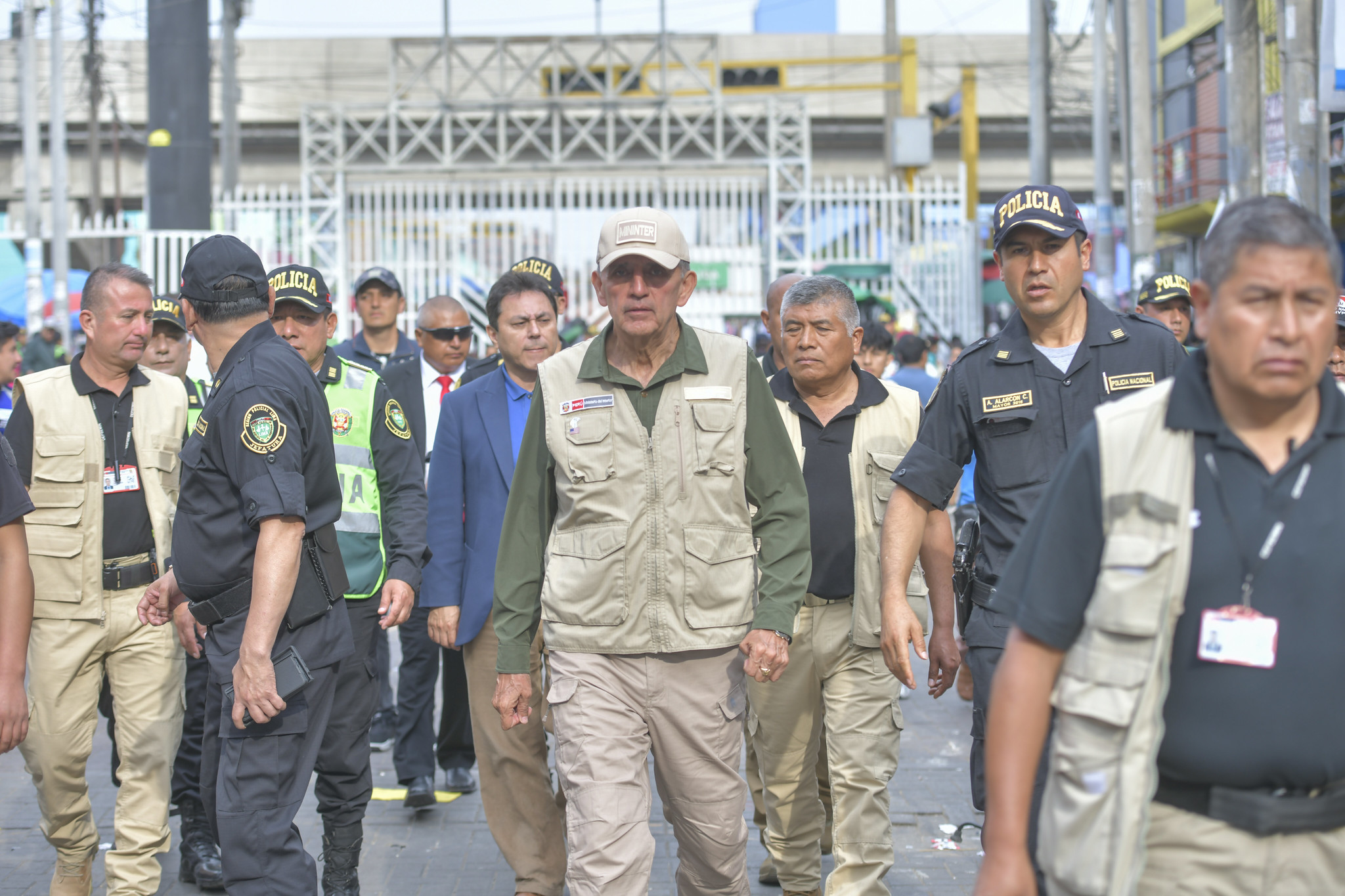 Agentes del orden brindan seguridad a comerciantes y población en general que acude a esta importante zona.