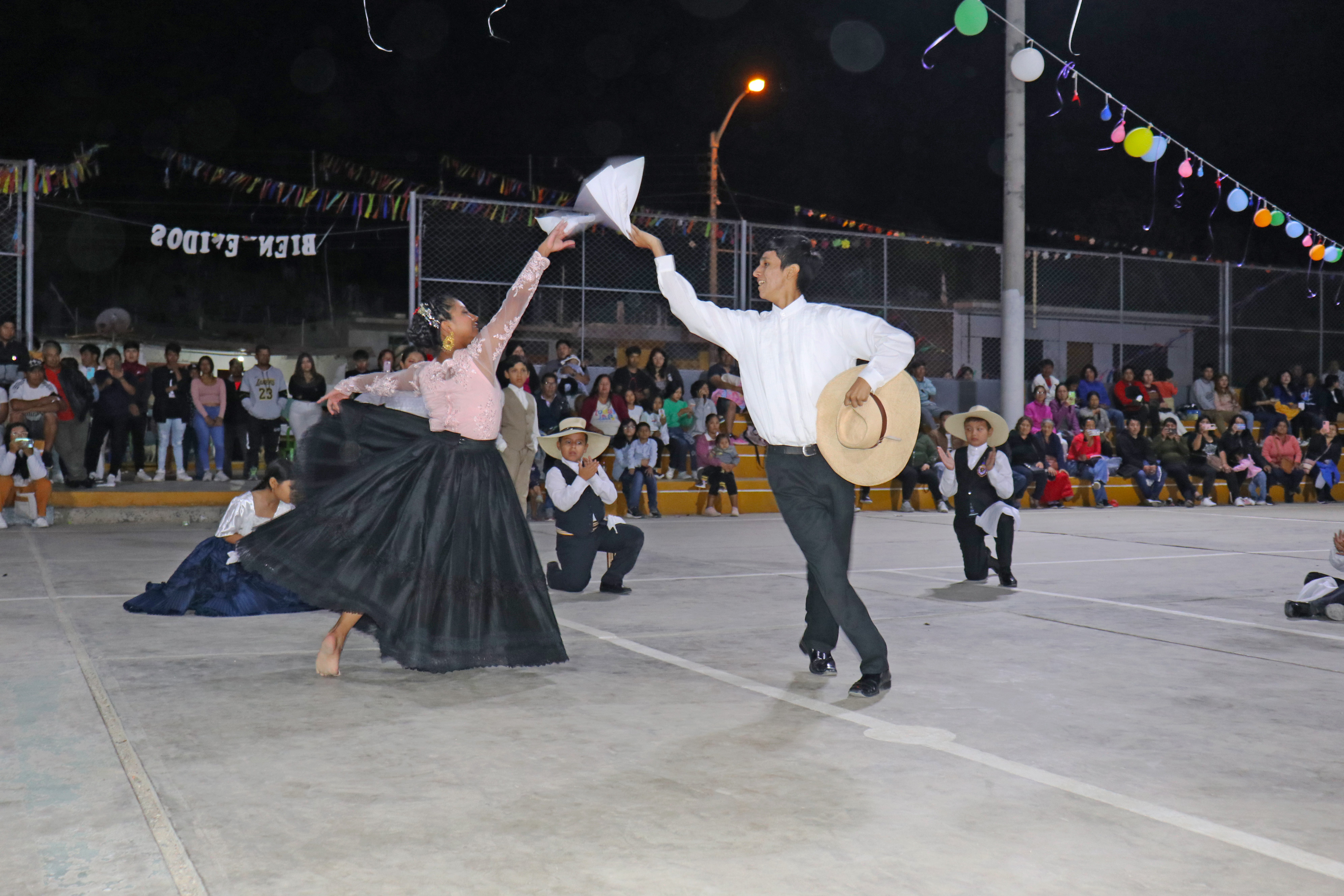 Jóvenes bailando una marinera norteña