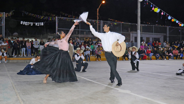 Jóvenes bailando una marinera norteña 
