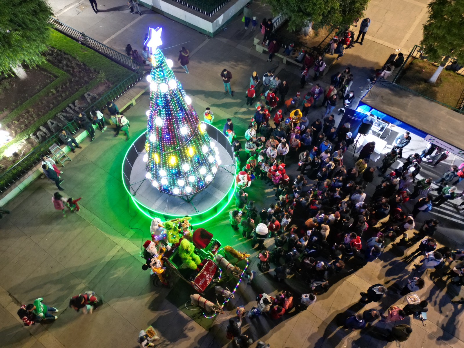 ELECTROCENTRO y pobladores huancaínos encienden el Árbol de Navidad en el parque Huamanmarca