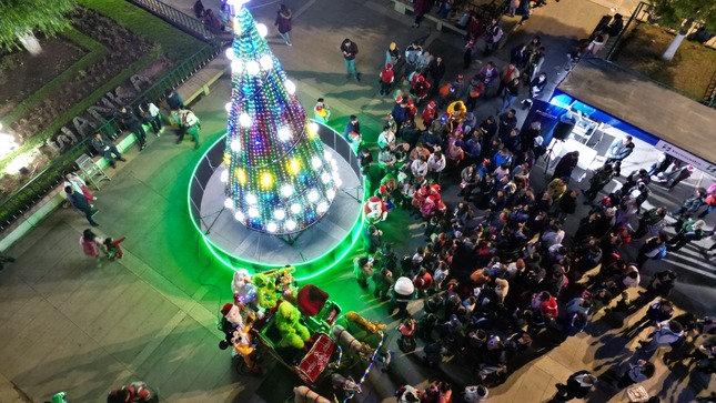 ELECTROCENTRO y pobladores huancaínos encienden el Árbol de Navidad en el parque Huamanmarca