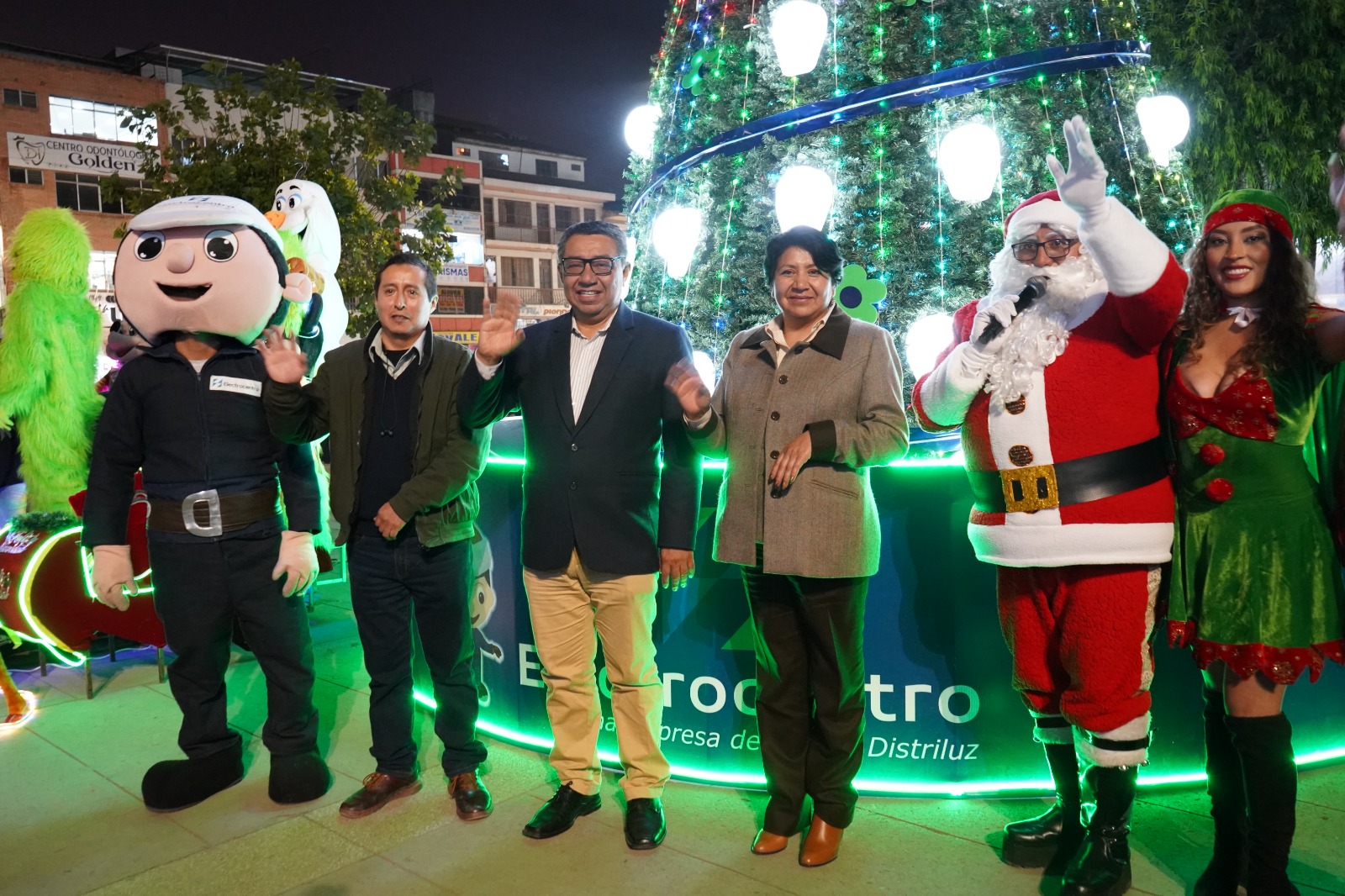 ELECTROCENTRO y pobladores huancaínos encienden el Árbol de Navidad en el parque Huamanmarca