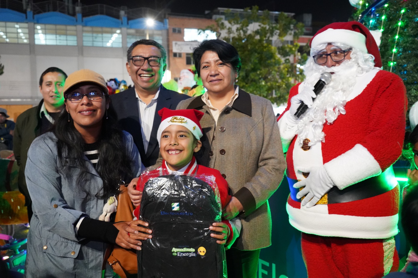 ELECTROCENTRO y pobladores huancaínos encienden el Árbol de Navidad en el parque Huamanmarca