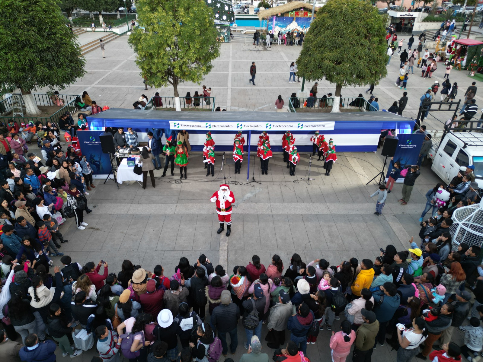 ELECTROCENTRO y pobladores huancaínos encienden el Árbol de Navidad en el parque Huamanmarca