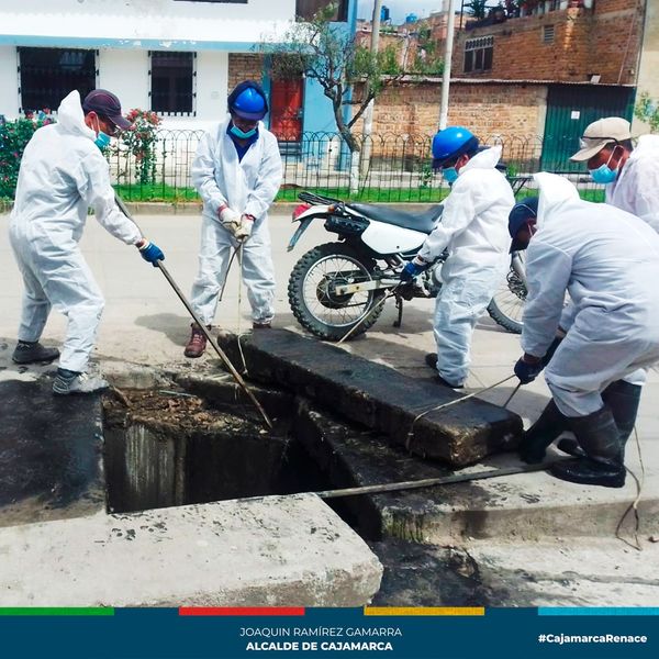 La Municipalidad Provincial de Cajamarca, a través de la subgerencia de Gestión Integral de Residuos Sólidos, llevó a cabo con éxito la limpieza del canal ubicado en el Jr. Los Cipreses cuadra 2, perteneciente al Barrio Pueblo Nuevo, este trabajo no se ha detenido en diferentes puntos de la ciudad.
✅Esta iniciativa se enmarca en el propósito fundamental de preservar la limpieza y funcionalidad de los sistemas de drenaje durante la temporada de lluvias. La intervención no solo busca mantener en óptimas condiciones el canal, sino también prevenir posibles desbordes que podrían obstaculizar el flujo natural del agua.
👉La Municipalidad Provincial de Cajamarca reafirma su compromiso con la seguridad y bienestar de la comunidad, instando a todos a ser parte activa en la conservación de nuestro entorno. Juntos, podemos construir un ambiente más limpio y seguro para todos.