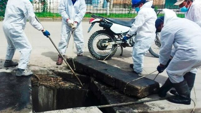 La Municipalidad Provincial de Cajamarca, a través de la subgerencia de Gestión Integral de Residuos Sólidos, llevó a cabo con éxito la limpieza del canal ubicado en el Jr. Los Cipreses cuadra 2, perteneciente al Barrio Pueblo Nuevo, este trabajo no se ha detenido en diferentes puntos de la ciudad. 
✅Esta iniciativa se enmarca en el propósito fundamental de preservar la limpieza y funcionalidad de los sistemas de drenaje durante la temporada de lluvias. La intervención no solo busca mantener en óptimas condiciones el canal, sino también prevenir posibles desbordes que podrían obstaculizar el flujo natural del agua.
👉La Municipalidad Provincial de Cajamarca reafirma su compromiso con la seguridad y bienestar de la comunidad, instando a todos a ser parte activa en la conservación de nuestro entorno. Juntos, podemos construir un ambiente más limpio y seguro para todos.