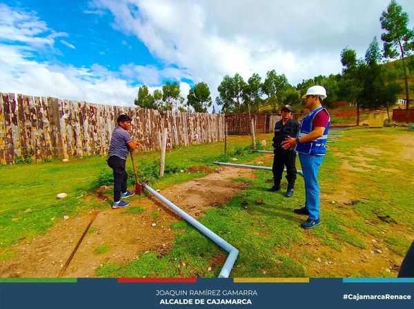 Hemos iniciado hace unos días la colocación del cerco perimetral en el Complejo Pecuario Iscoconga, un importante paso para garantizar la seguridad y protección de este espacio público.
📌Con el objetivo de resguardar las instalaciones y brindar mayor tranquilidad a los visitantes, se ha iniciado la construcción de un cerco perimetral alrededor de la plaza pecuaria Iscoconga. Este cerco estará fabricado con materiales resistentes y contará con vigilancia permanente para garantizar la integridad del lugar.
✅La colocación del cerco perimetral es parte de un plan integral de mejoramiento de la Pecuaria, que busca brindar un ambiente seguro y agradable para todos los usuarios. Además de la instalación del cerco, se llevará a cabo labores en las áreas verdes y vías de acceso.
Con esta medida, se busca evitar posibles daños a las instalaciones y prevenir el acceso no autorizado a la plaza. Asimismo, se promoverá un ambiente de convivencia pacífica y se fomentará el disfrute de este espacio público por parte de la comunidad.
🗣️El Ingeniero Milton Velásquez, Administrador de la PPI, manifestó que la colocación del cerco perimetral en la Plaza Pecuaria es una muestra del compromiso del Alcalde Joaquín Ramírez por garantizar la seguridad y el bienestar de los ciudadanos. Esta medida contribuirá a preservar este importante espacio público como un lugar para el desarrollo económico de los cajamarquinos.